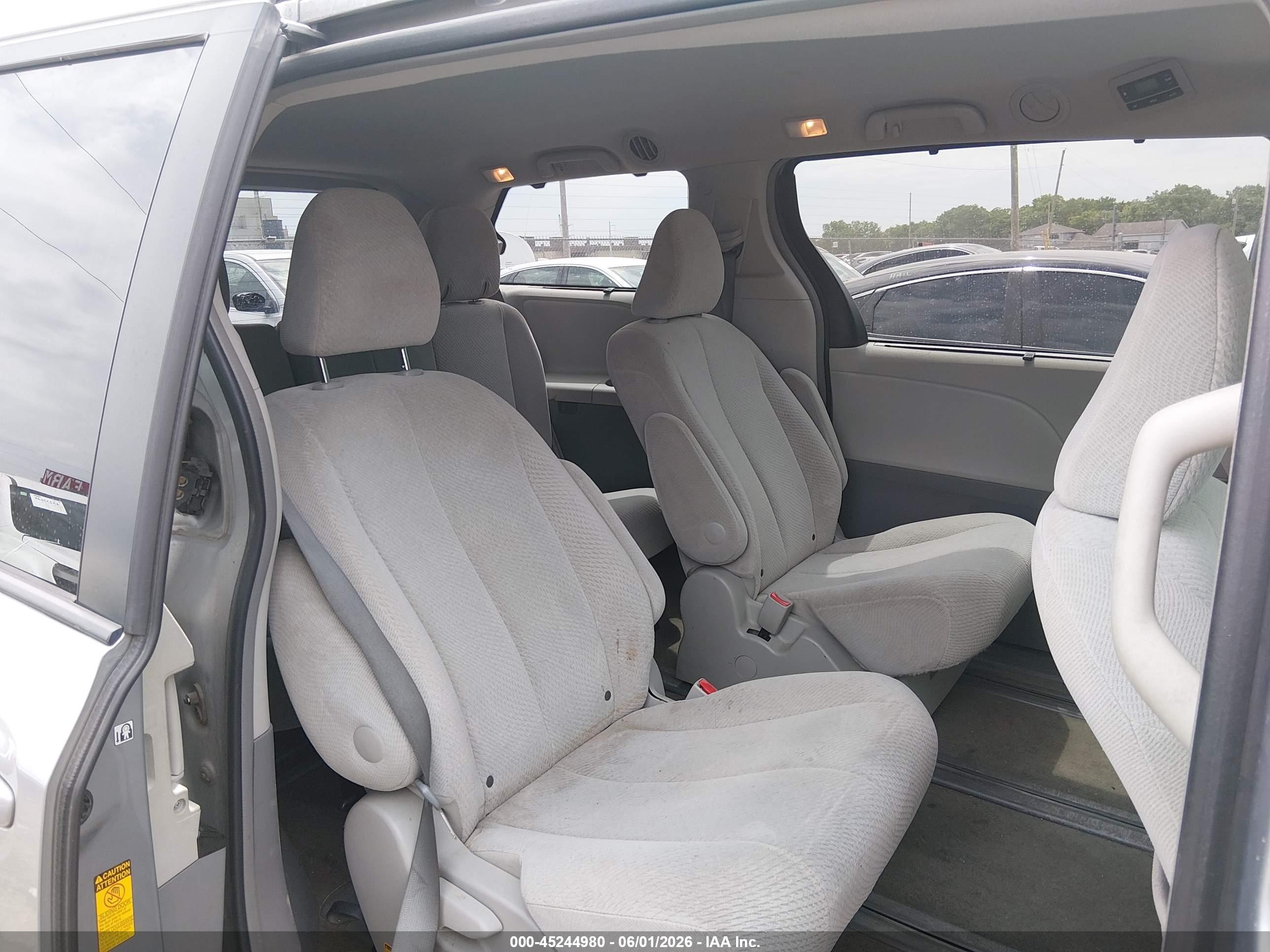 2013 Toyota Sienna Le 7 Passenger Silver vin: 5TDJK3DC7DS055360