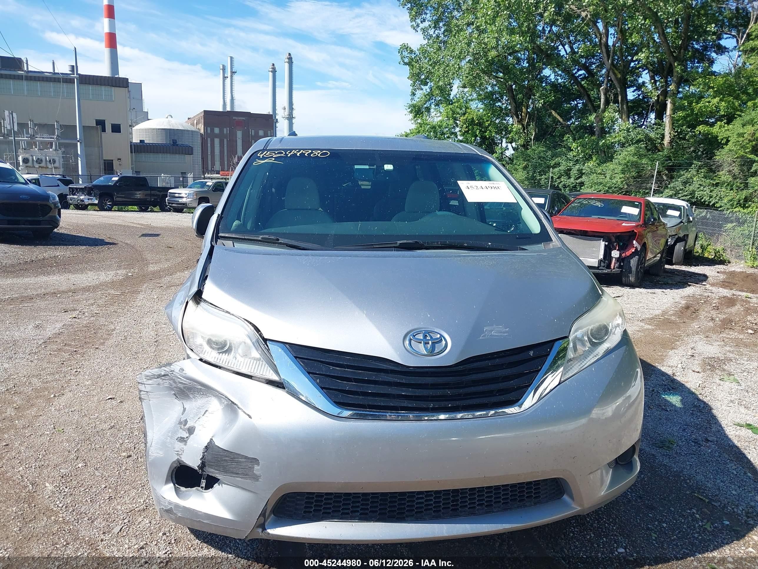 2013 Toyota Sienna Le 7 Passenger Silver vin: 5TDJK3DC7DS055360