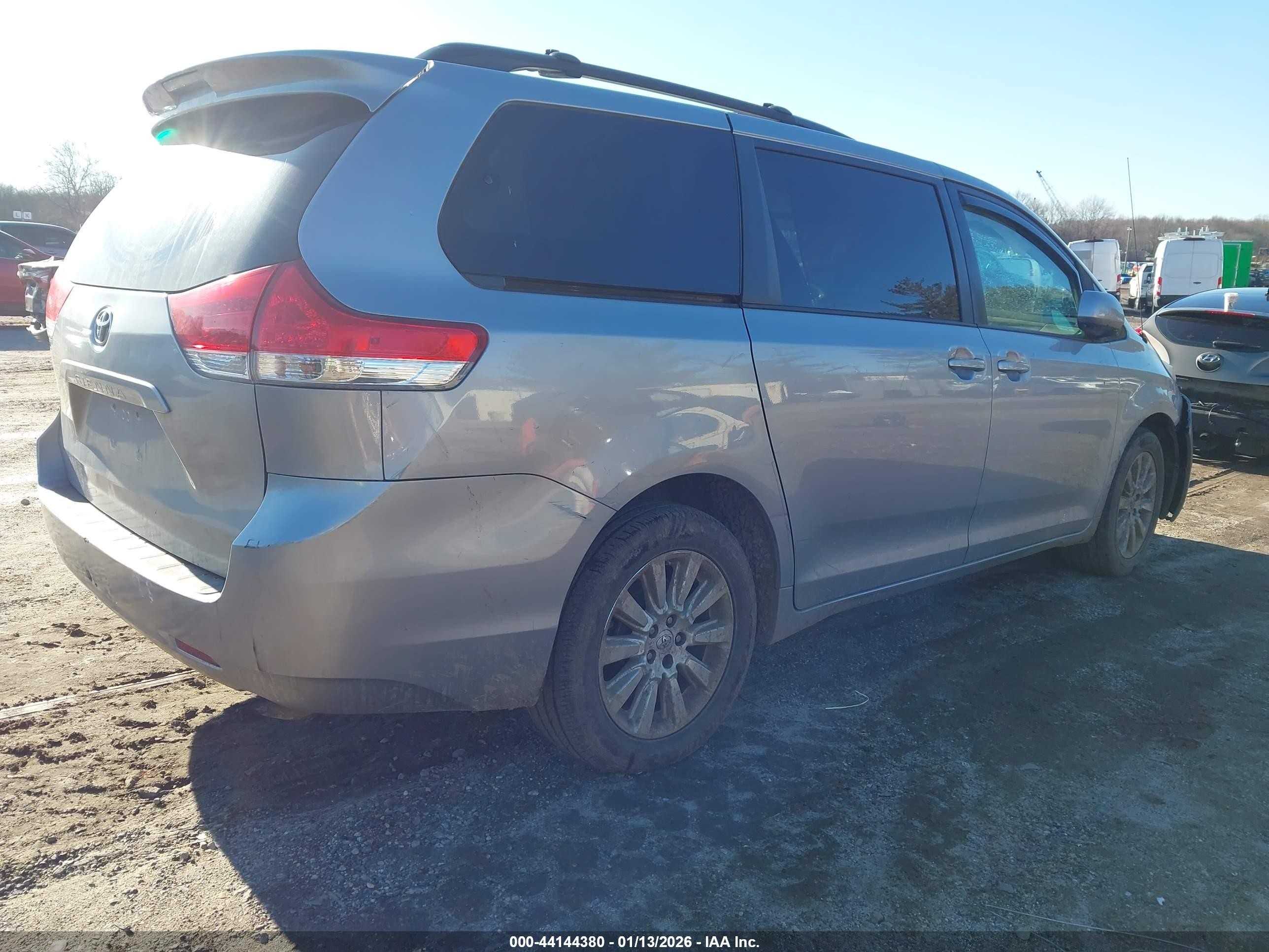 2013 Toyota Sienna Le 7 Passenger Silver vin: 5TDJK3DC7DS063622