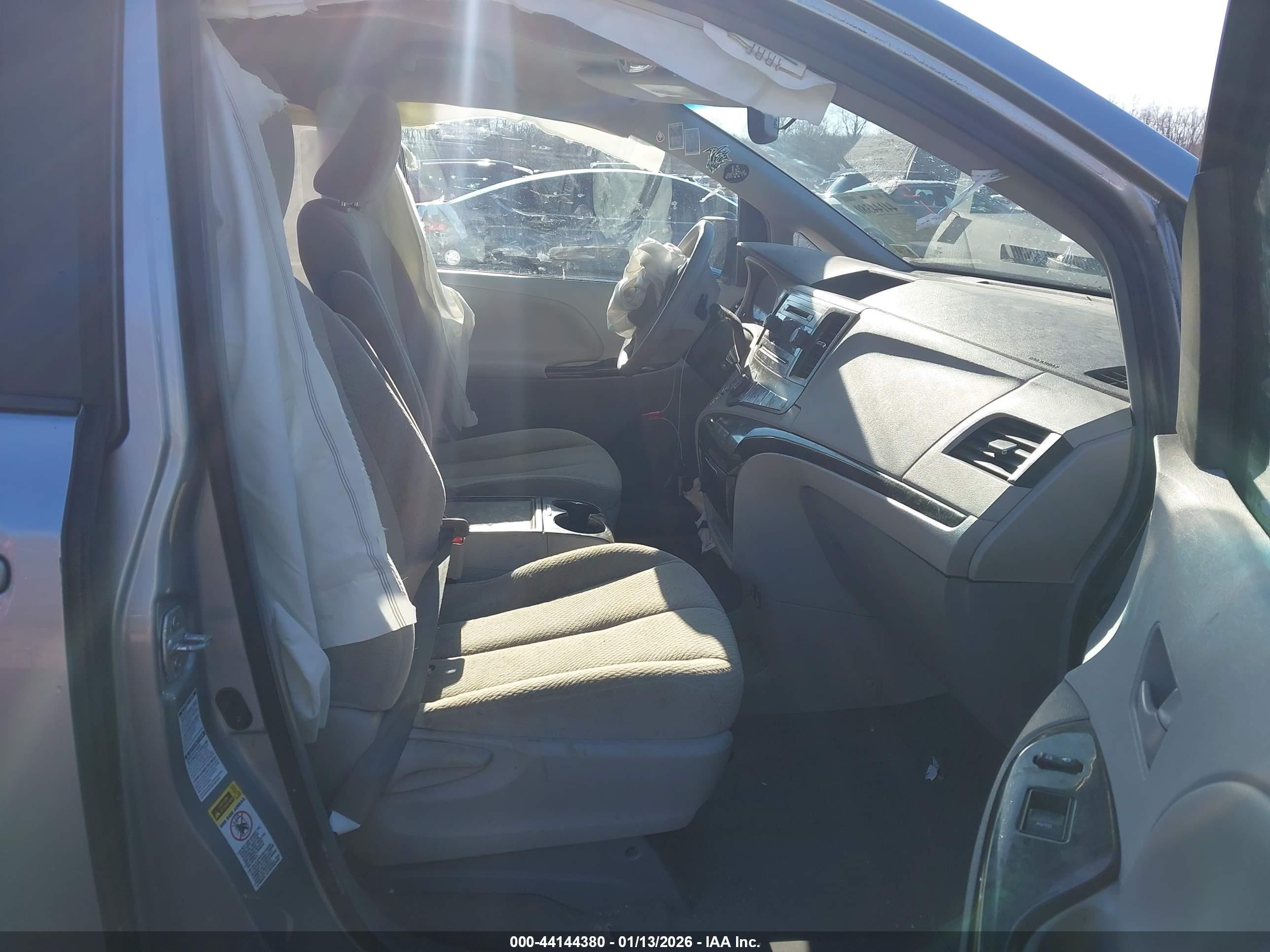 2013 Toyota Sienna Le 7 Passenger Silver vin: 5TDJK3DC7DS063622