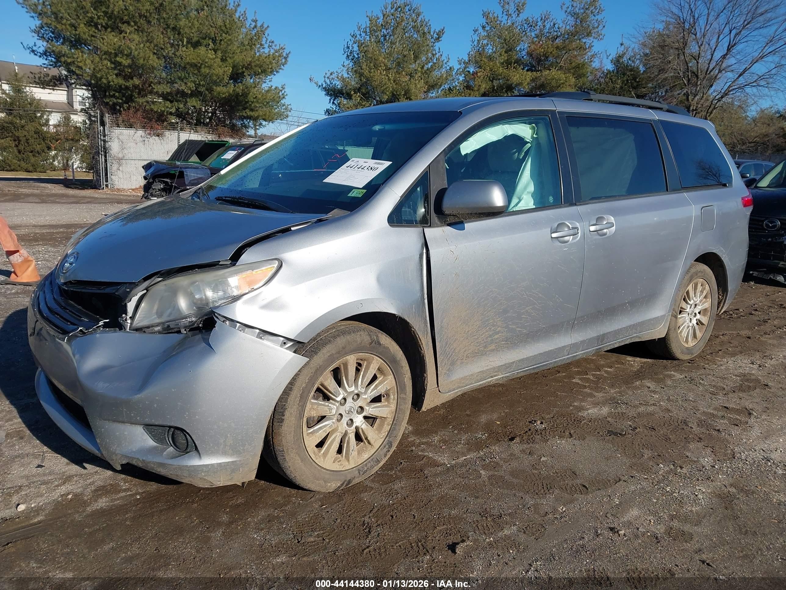 2013 Toyota Sienna Le 7 Passenger Silver vin: 5TDJK3DC7DS063622