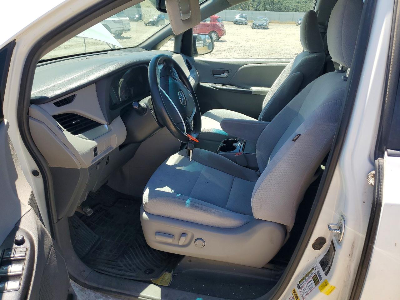 2015 Toyota Sienna Le Белый vin: 5TDJK3DC7FS123174