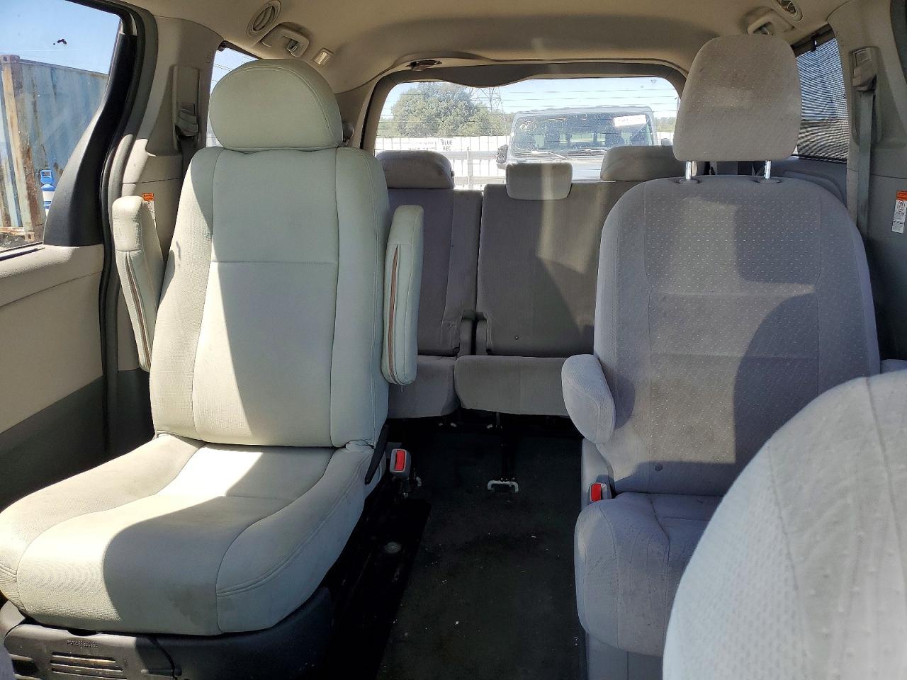 2015 Toyota Sienna Le Белый vin: 5TDJK3DC7FS123174