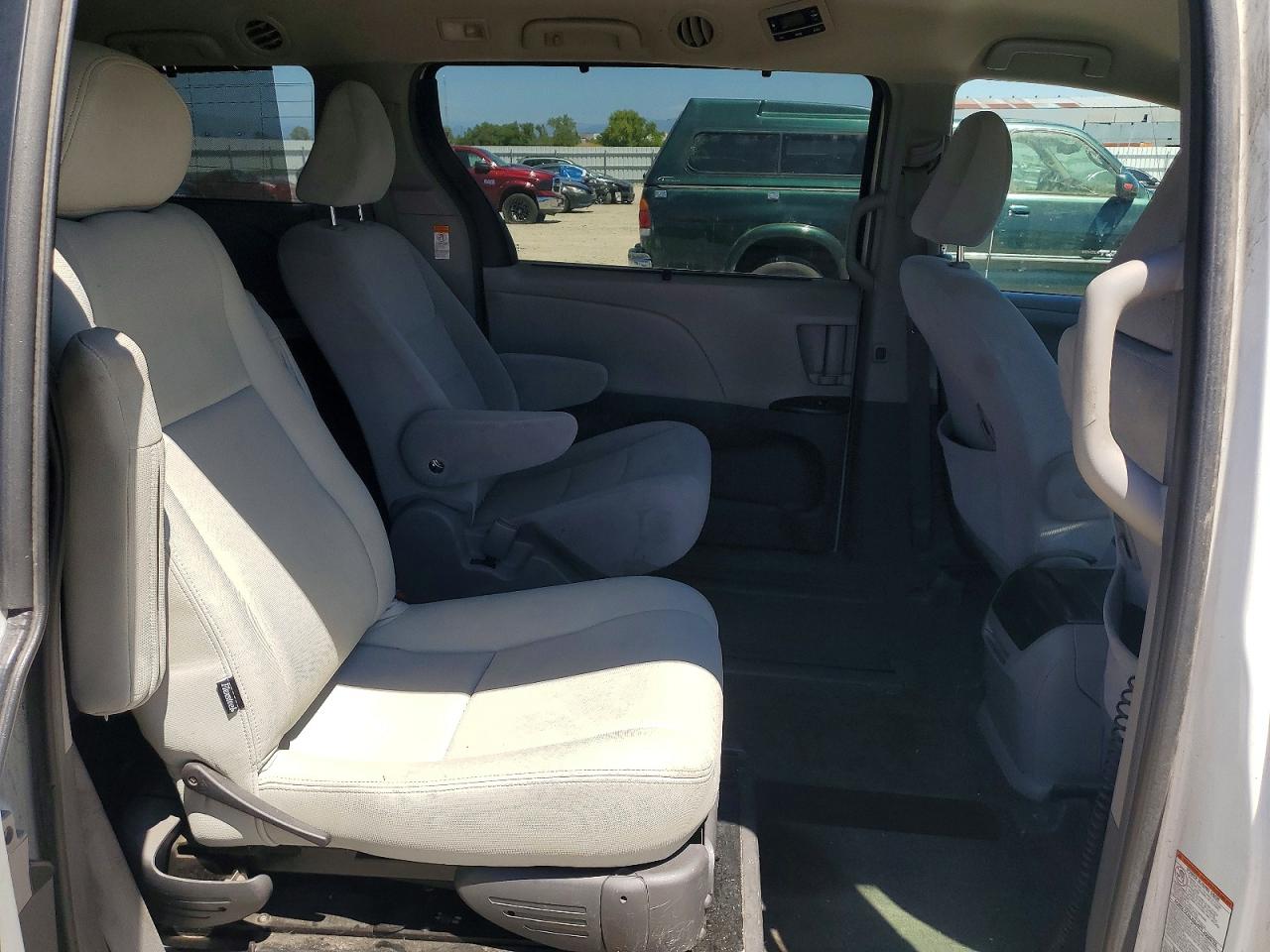 2015 Toyota Sienna Le Белый vin: 5TDJK3DC7FS123174