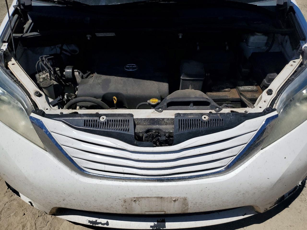 2015 Toyota Sienna Le Белый vin: 5TDJK3DC7FS123174