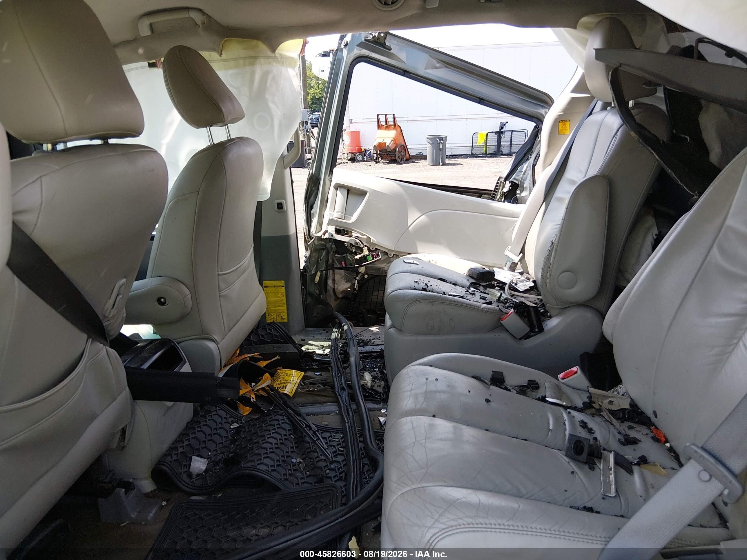 2011 Toyota Sienna Le Green vin: 5TDJK3DC8BS020422