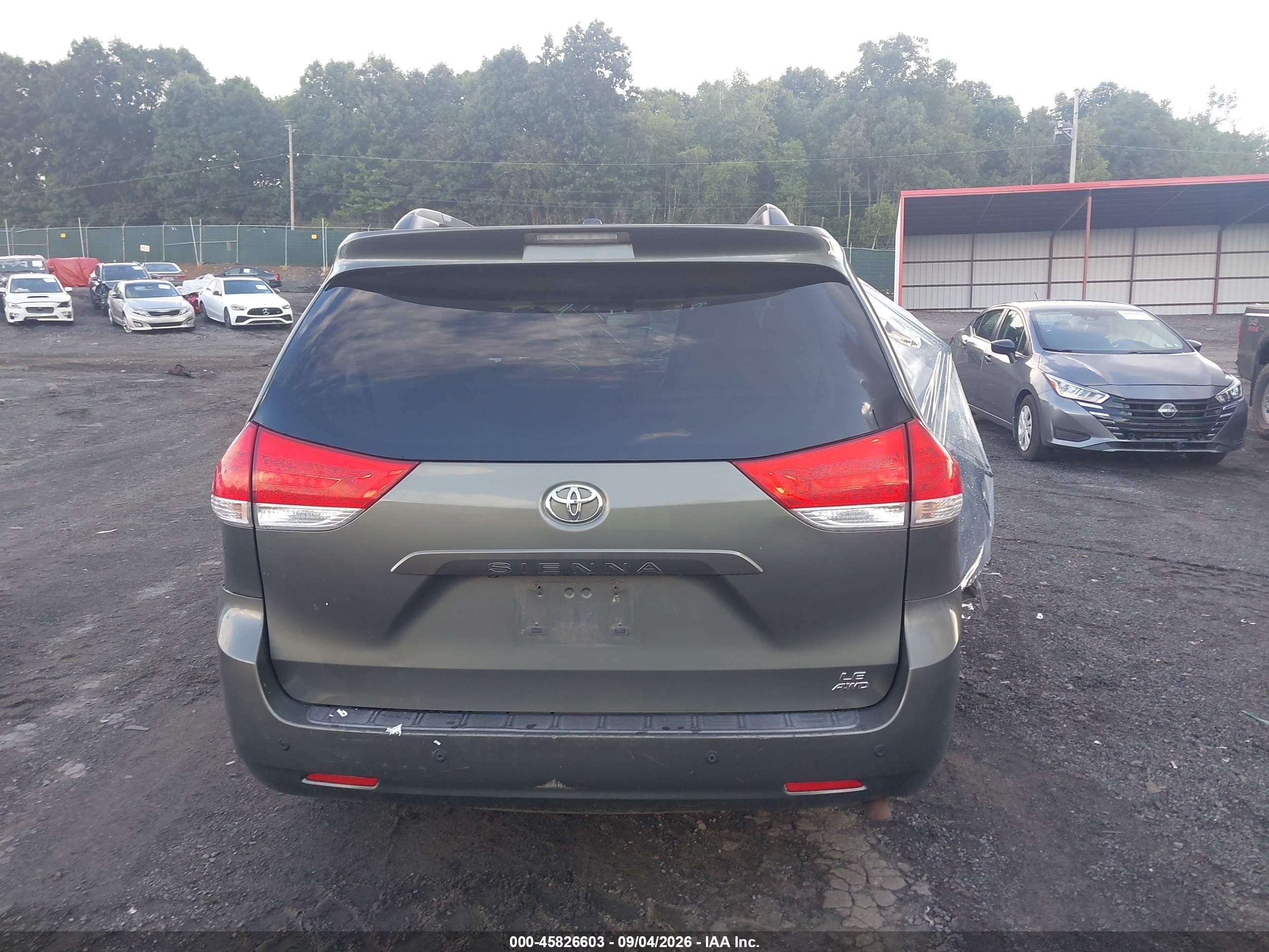 2011 Toyota Sienna Le Green vin: 5TDJK3DC8BS020422