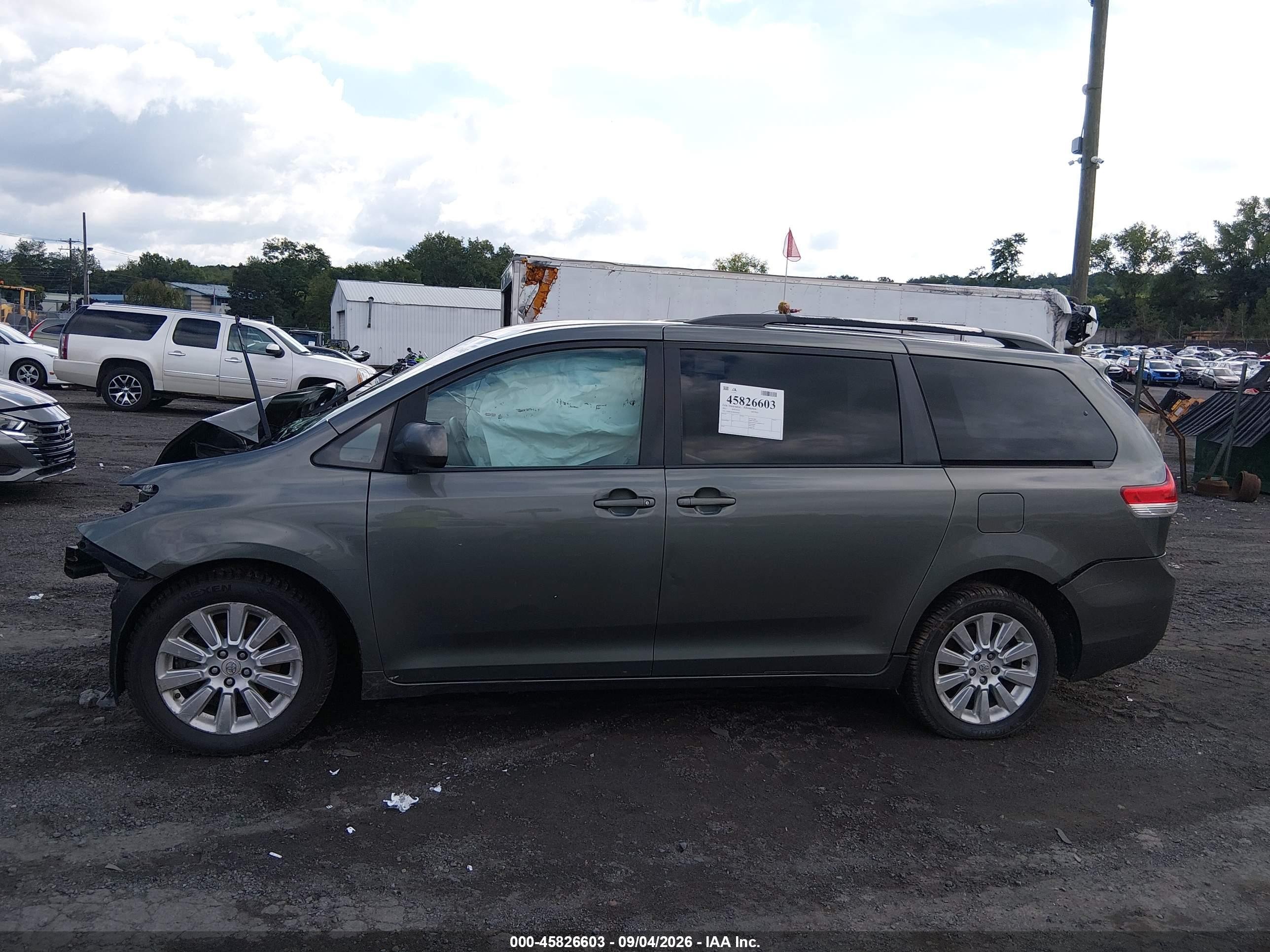 2011 Toyota Sienna Le Green vin: 5TDJK3DC8BS020422