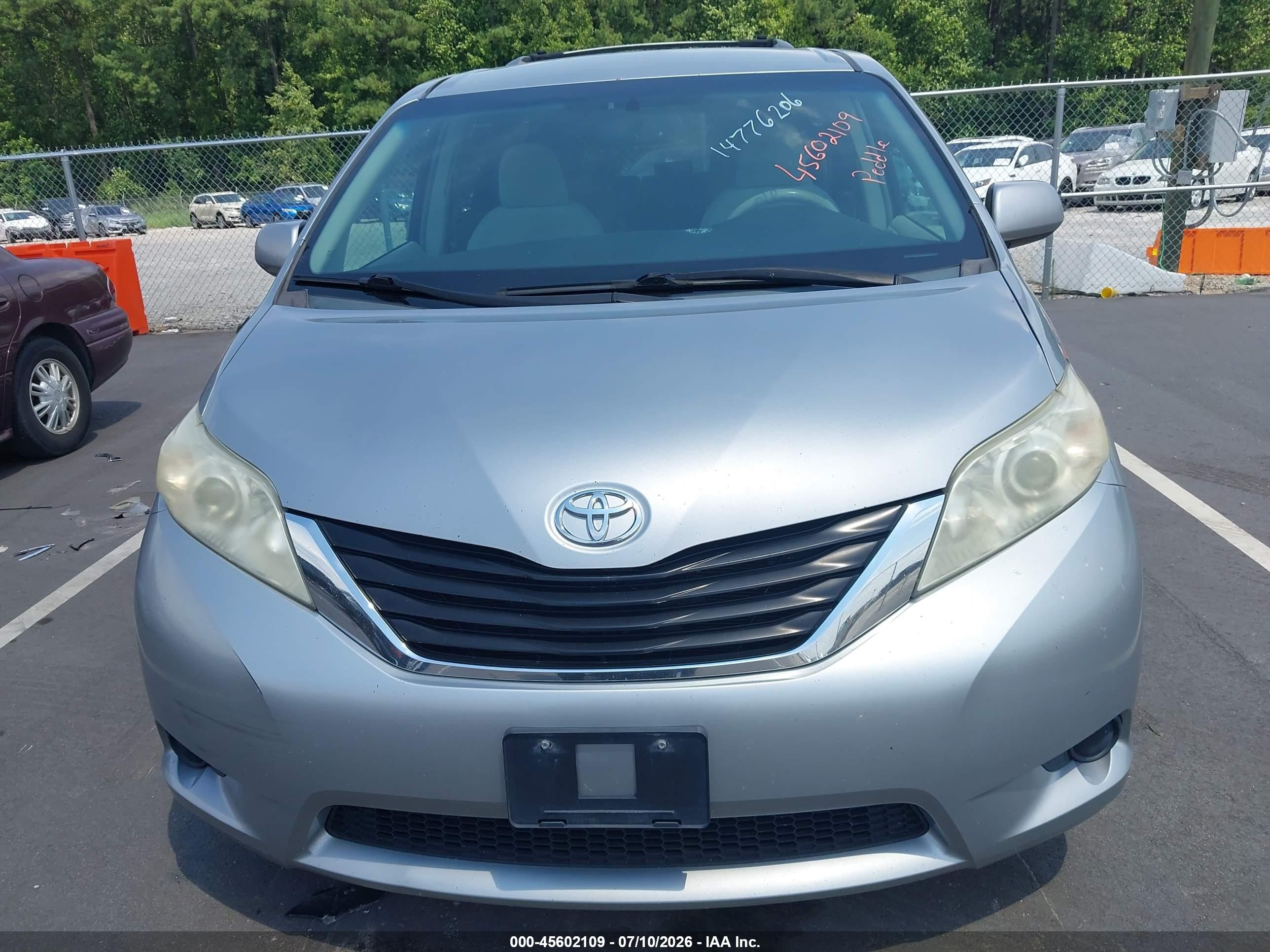 2011 Toyota Sienna Le Silver vin: 5TDJK3DC8BS020842