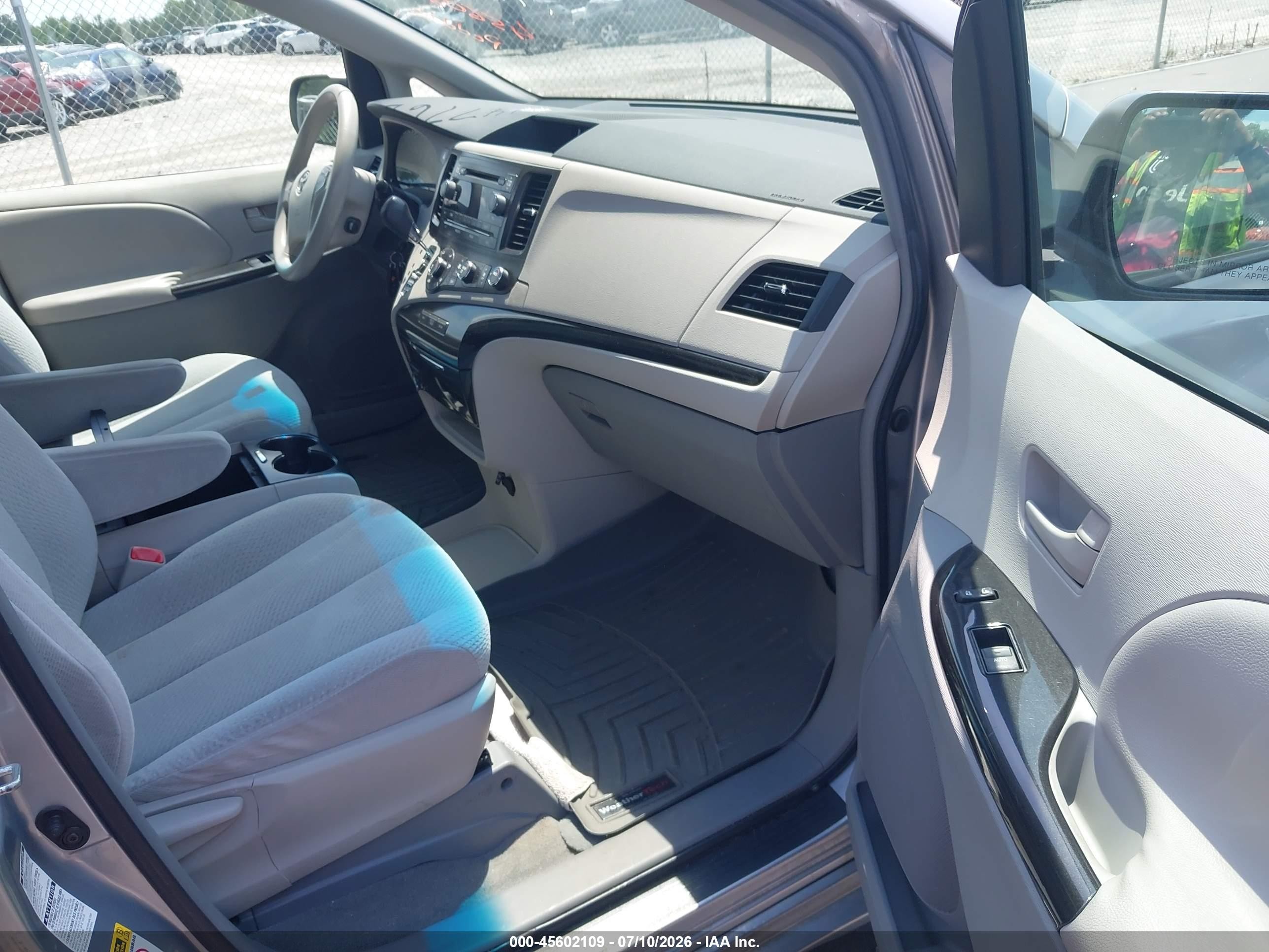 2011 Toyota Sienna Le Silver vin: 5TDJK3DC8BS020842