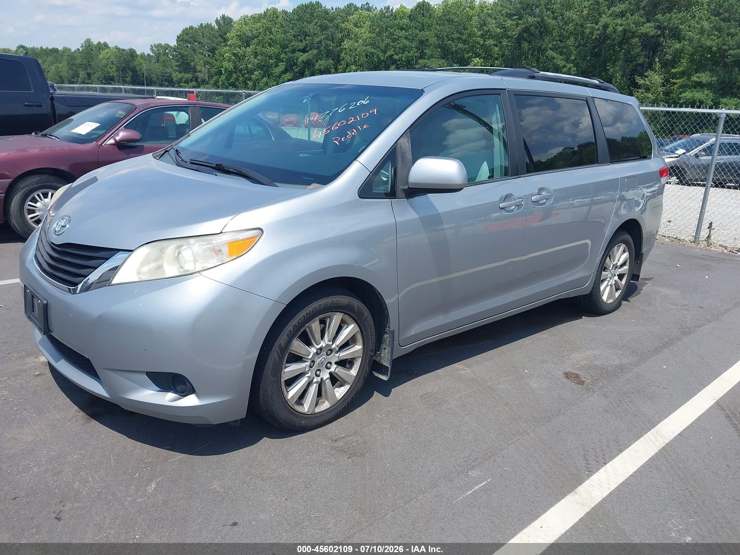 2011 Toyota Sienna Le Silver vin: 5TDJK3DC8BS020842