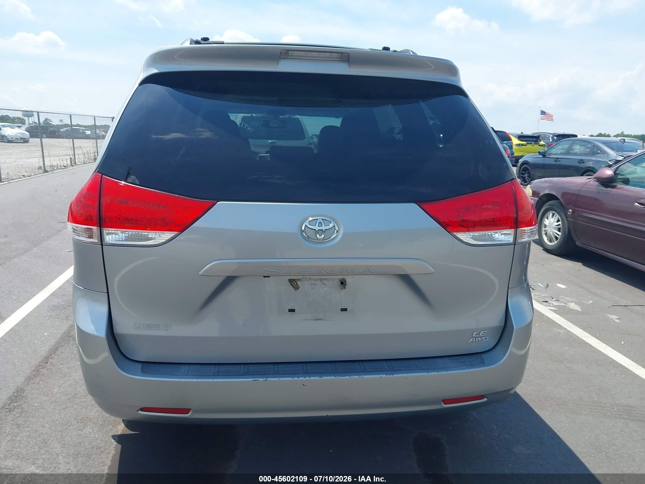 2011 Toyota Sienna Le Silver vin: 5TDJK3DC8BS020842