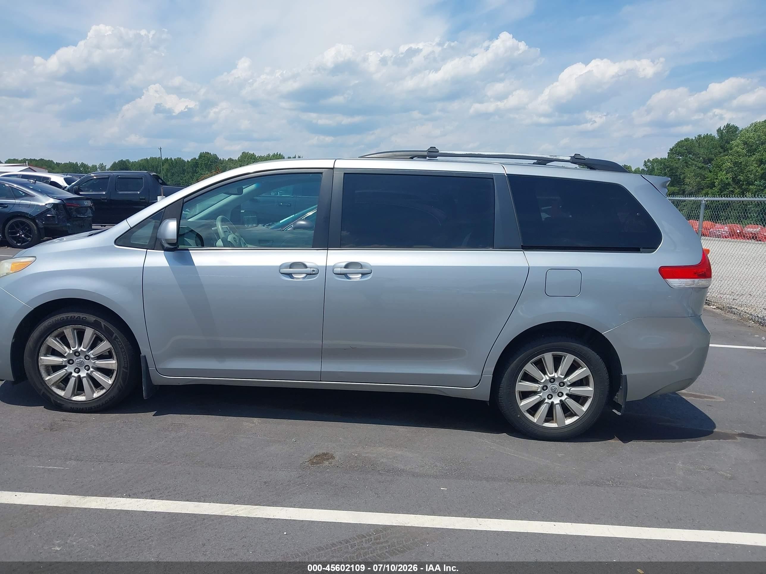 2011 Toyota Sienna Le Silver vin: 5TDJK3DC8BS020842