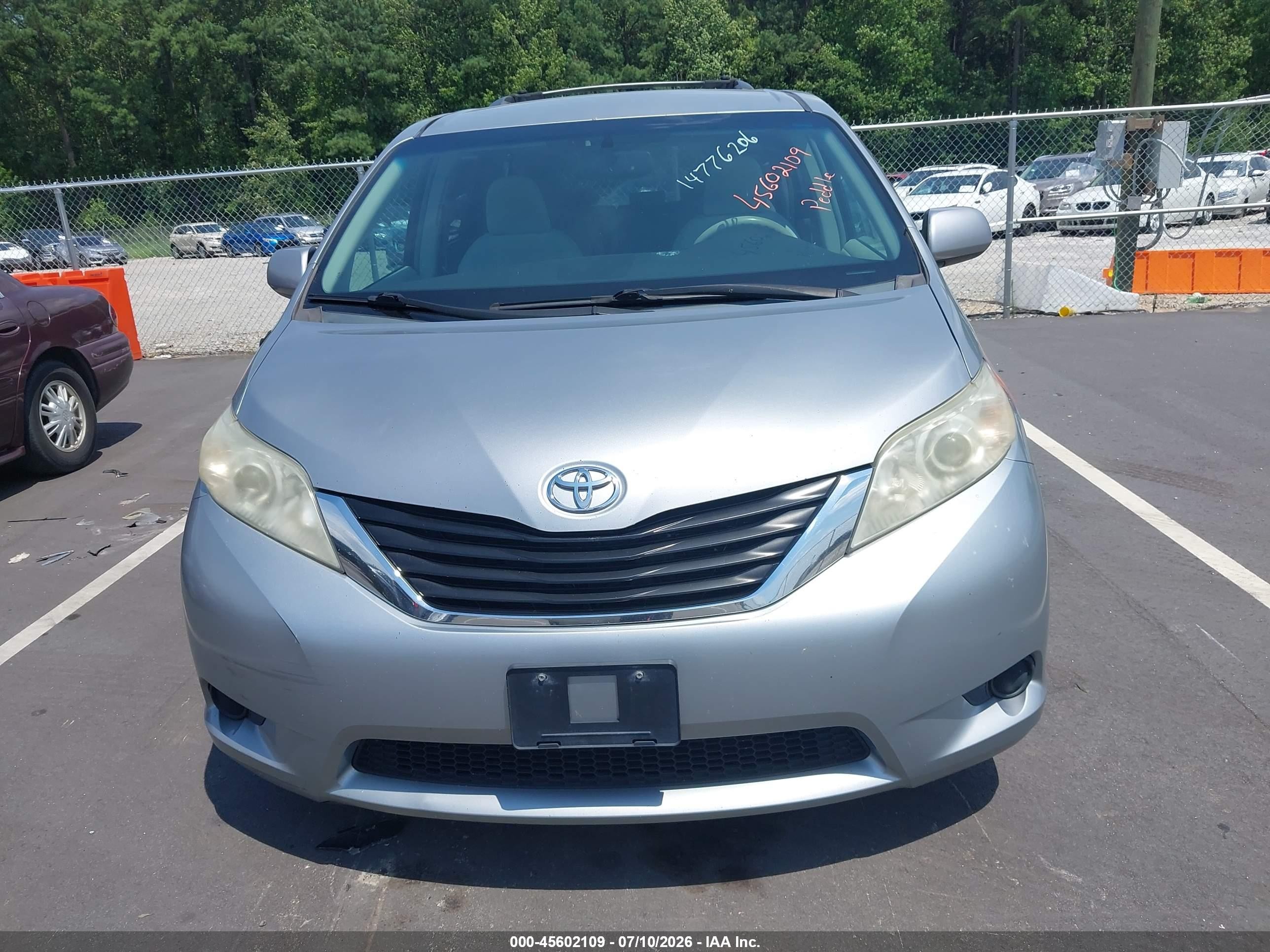 2011 Toyota Sienna Le Silver vin: 5TDJK3DC8BS020842