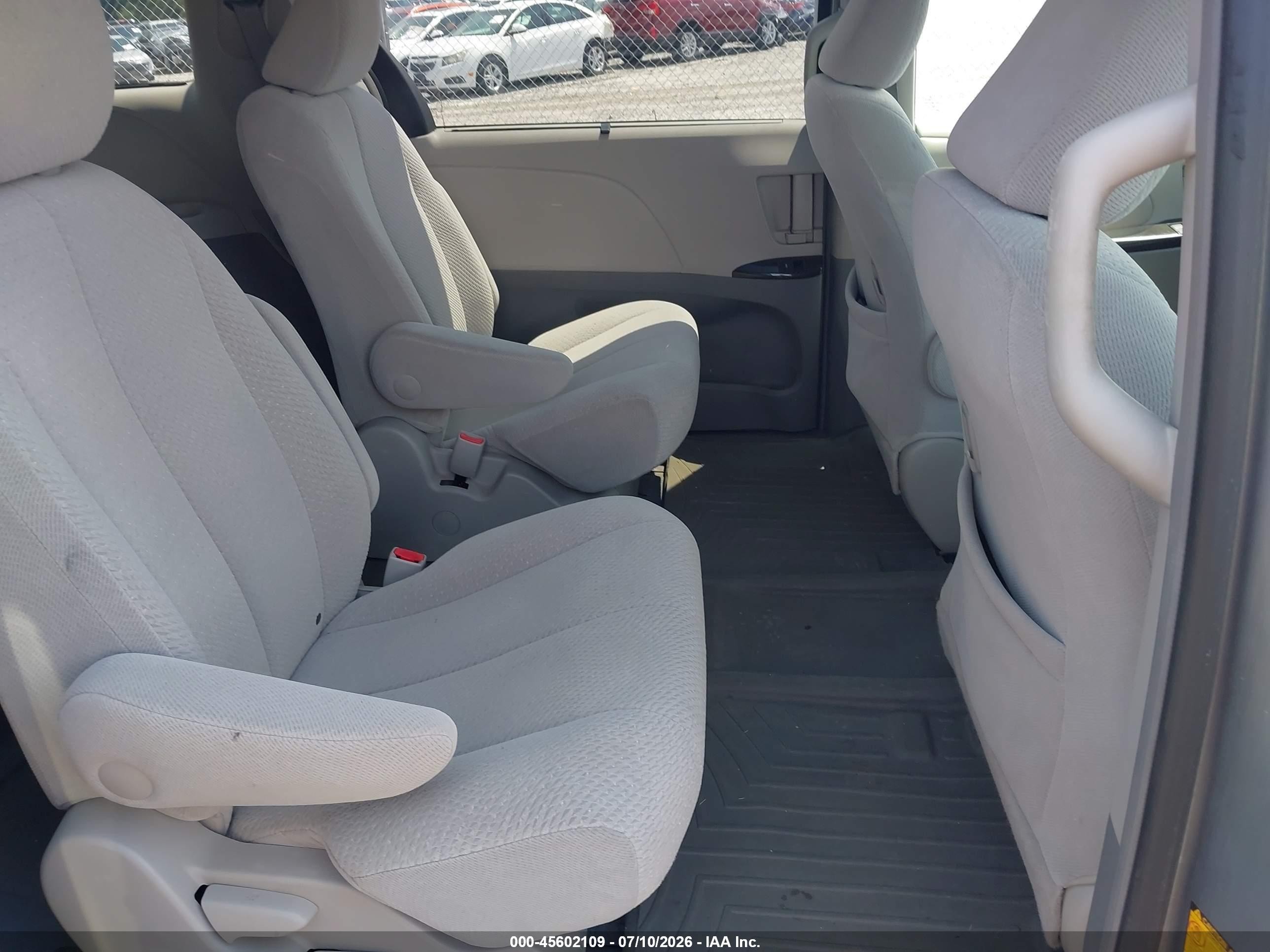 2011 Toyota Sienna Le Silver vin: 5TDJK3DC8BS020842