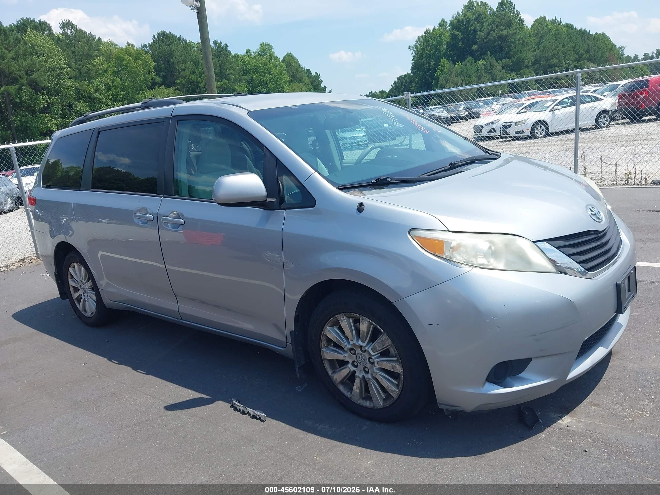 2011 Toyota Sienna Le Silver vin: 5TDJK3DC8BS020842