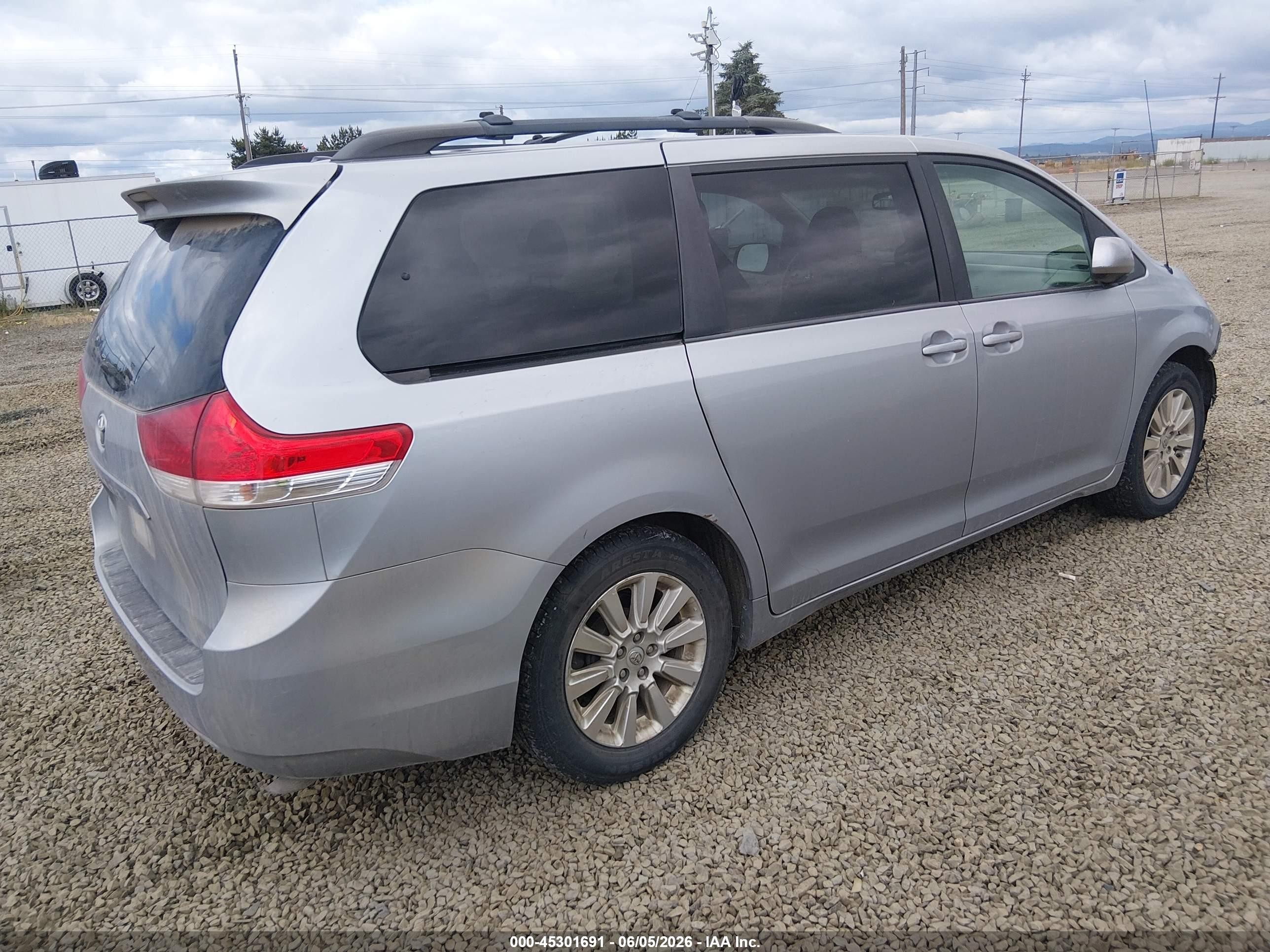 2013 Toyota Sienna Le 7 Passenger Light Blue vin: 5TDJK3DC8DS050524