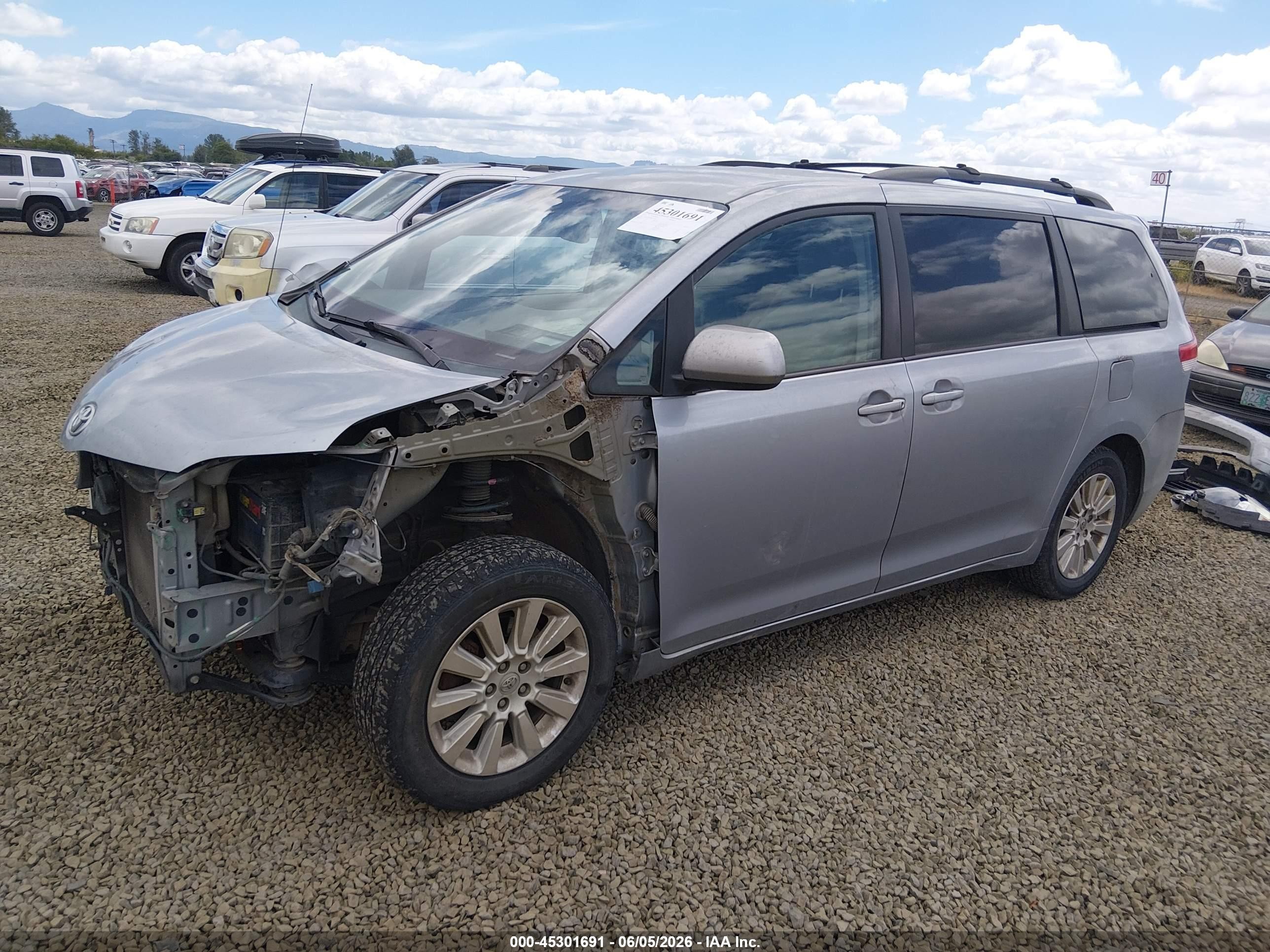 2013 Toyota Sienna Le 7 Passenger Light Blue vin: 5TDJK3DC8DS050524