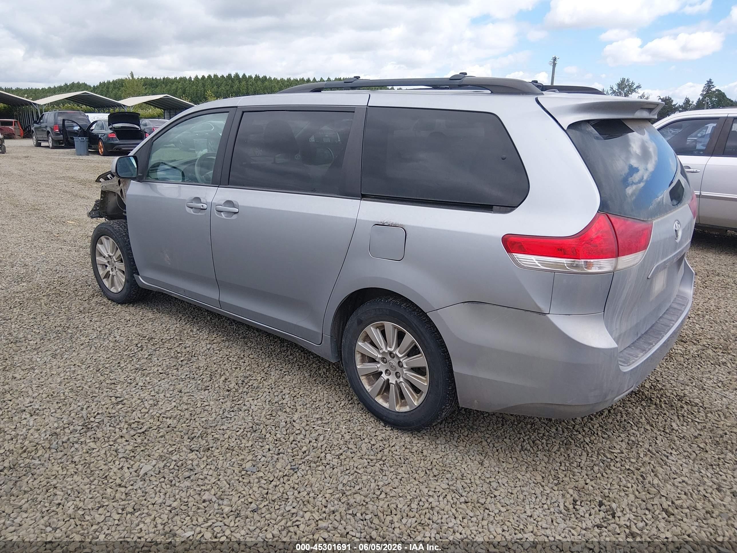 2013 Toyota Sienna Le 7 Passenger Light Blue vin: 5TDJK3DC8DS050524