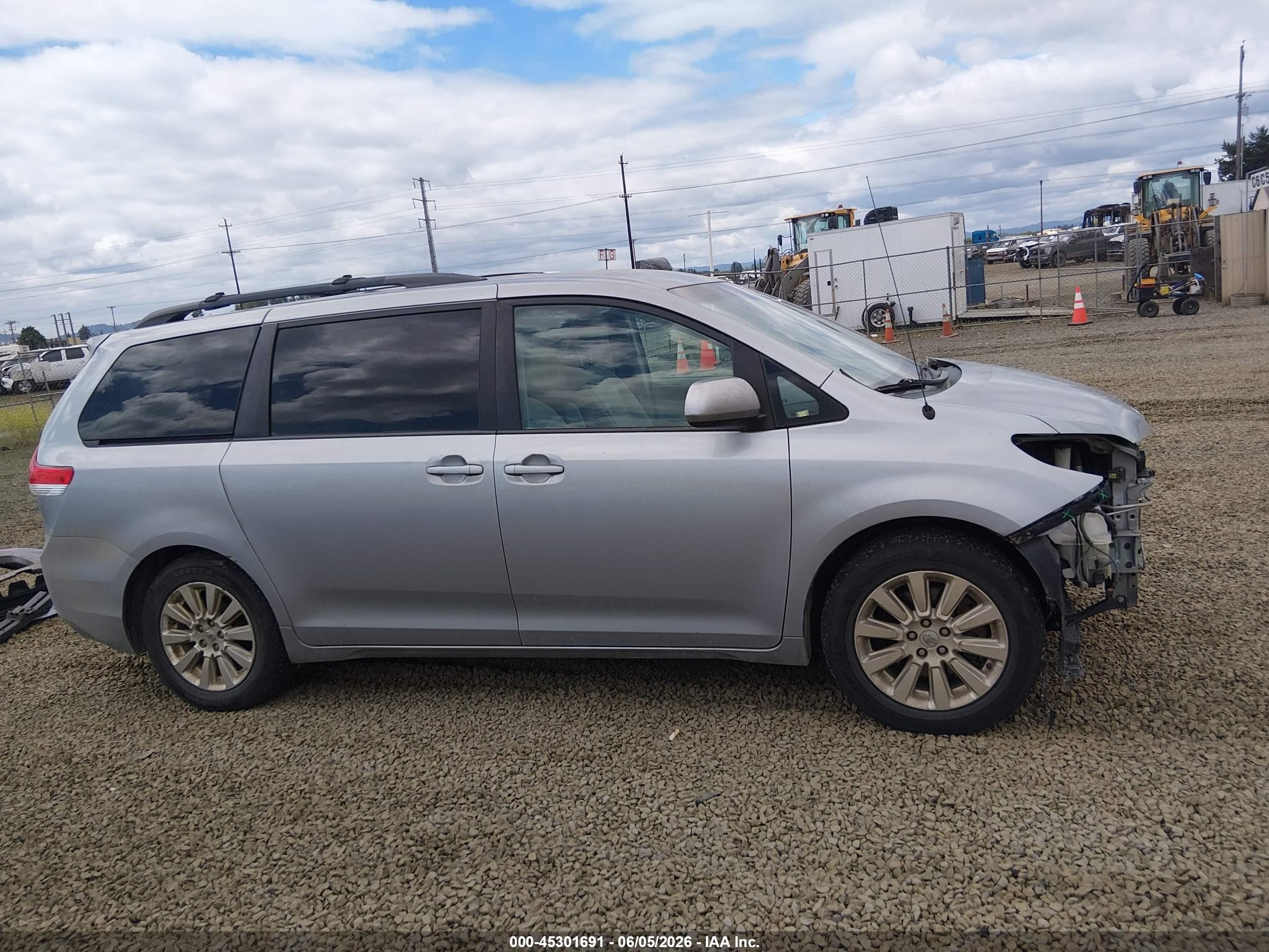 2013 Toyota Sienna Le 7 Passenger Light Blue vin: 5TDJK3DC8DS050524