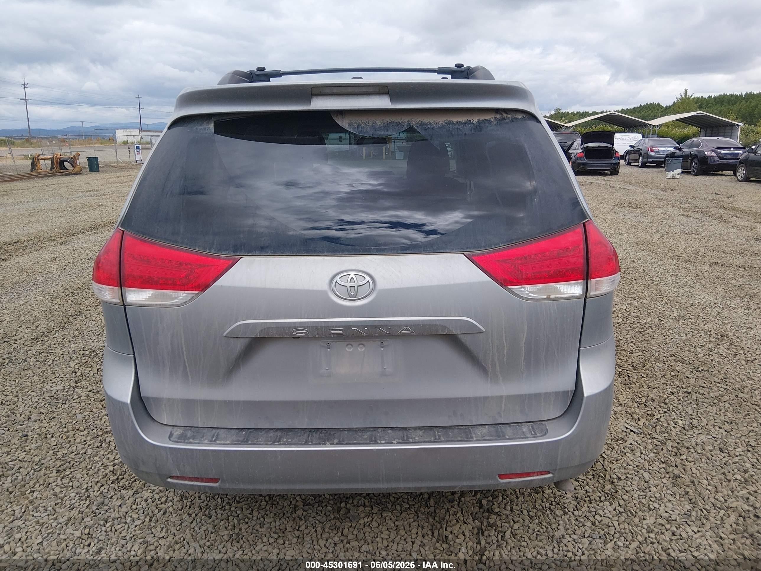 2013 Toyota Sienna Le 7 Passenger Light Blue vin: 5TDJK3DC8DS050524