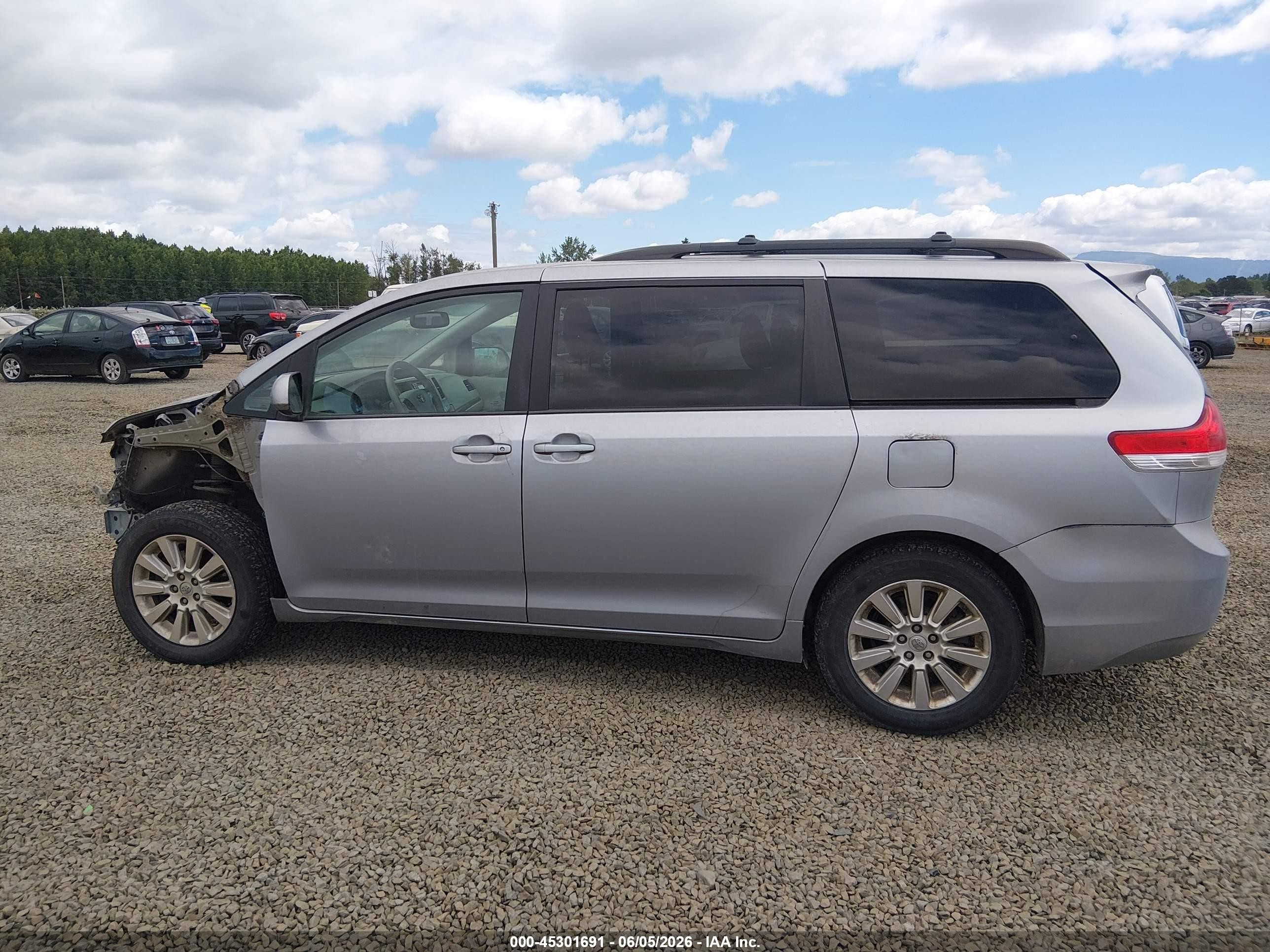 2013 Toyota Sienna Le 7 Passenger Light Blue vin: 5TDJK3DC8DS050524