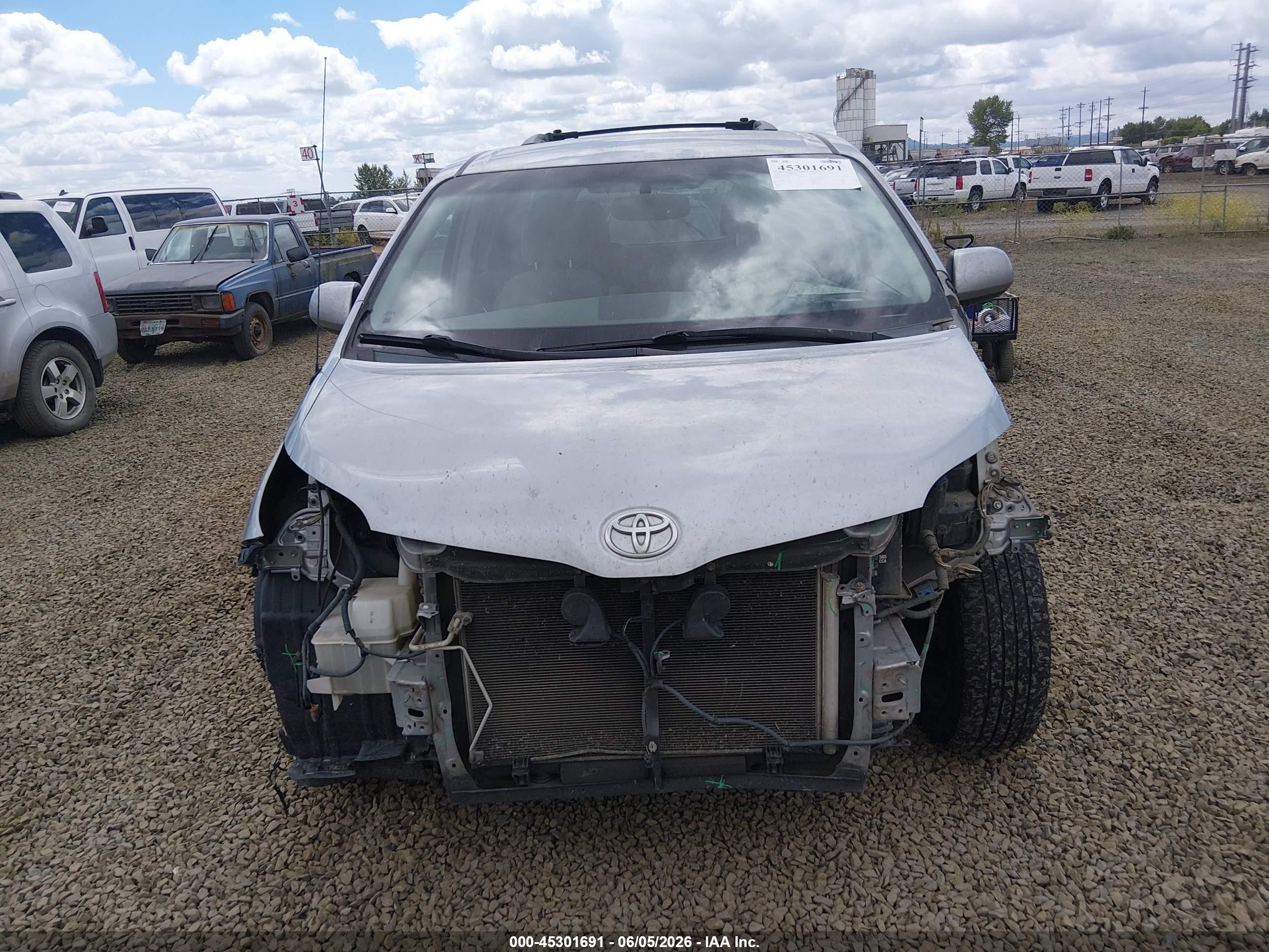 2013 Toyota Sienna Le 7 Passenger Light Blue vin: 5TDJK3DC8DS050524