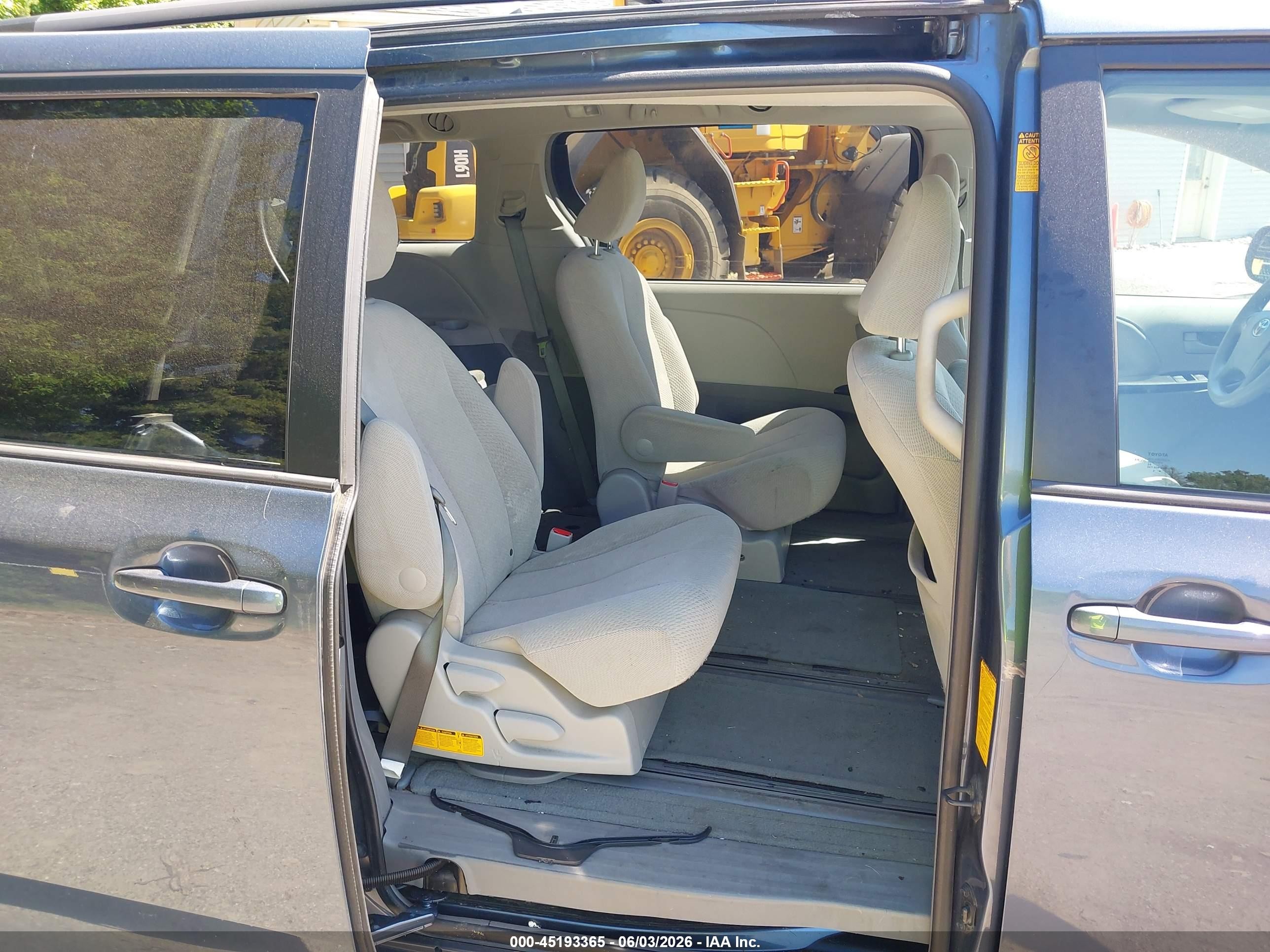 2013 Toyota Sienna Le 7 Passenger Gray vin: 5TDJK3DC8DS068750