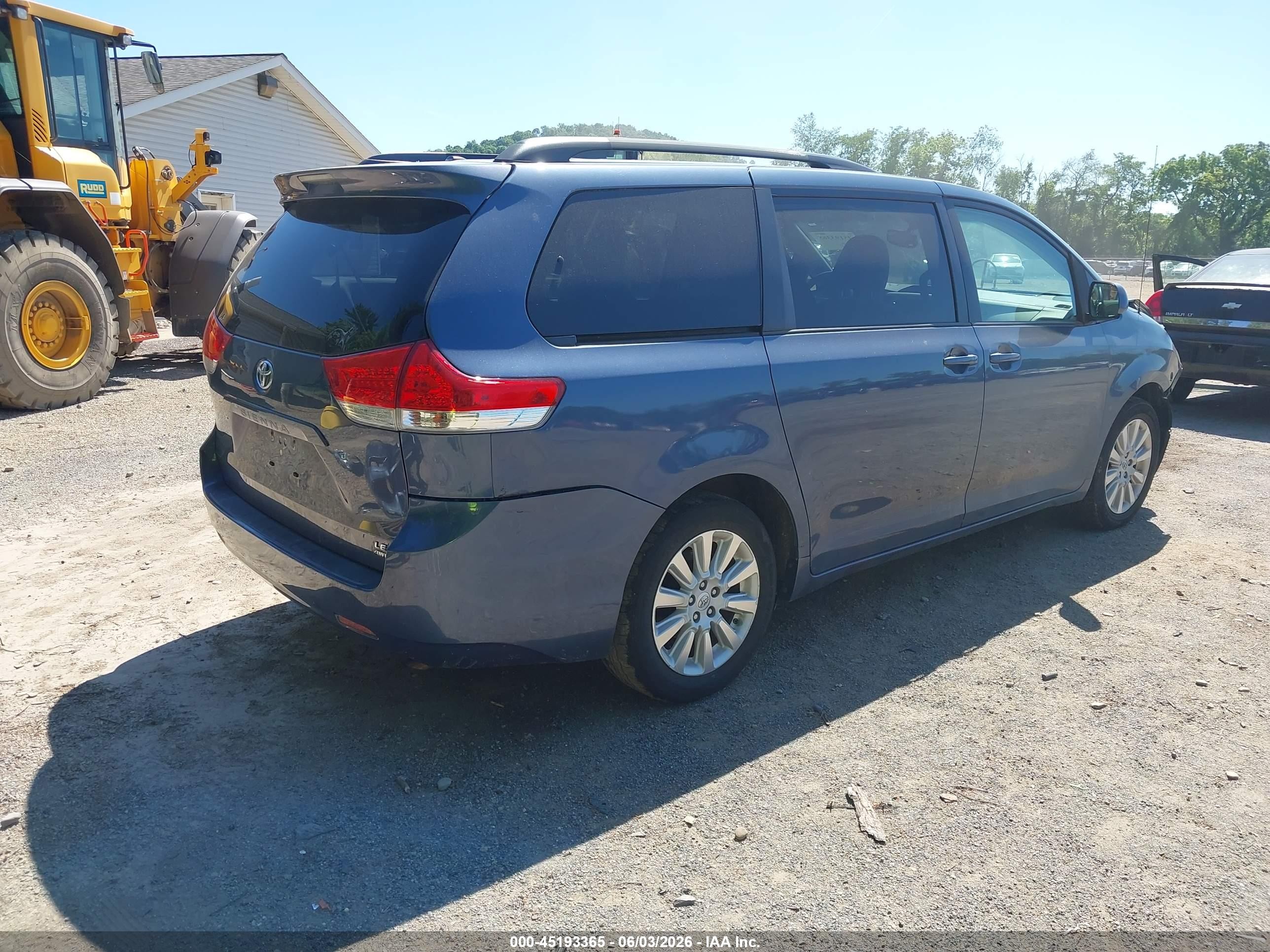 2013 Toyota Sienna Le 7 Passenger Gray vin: 5TDJK3DC8DS068750
