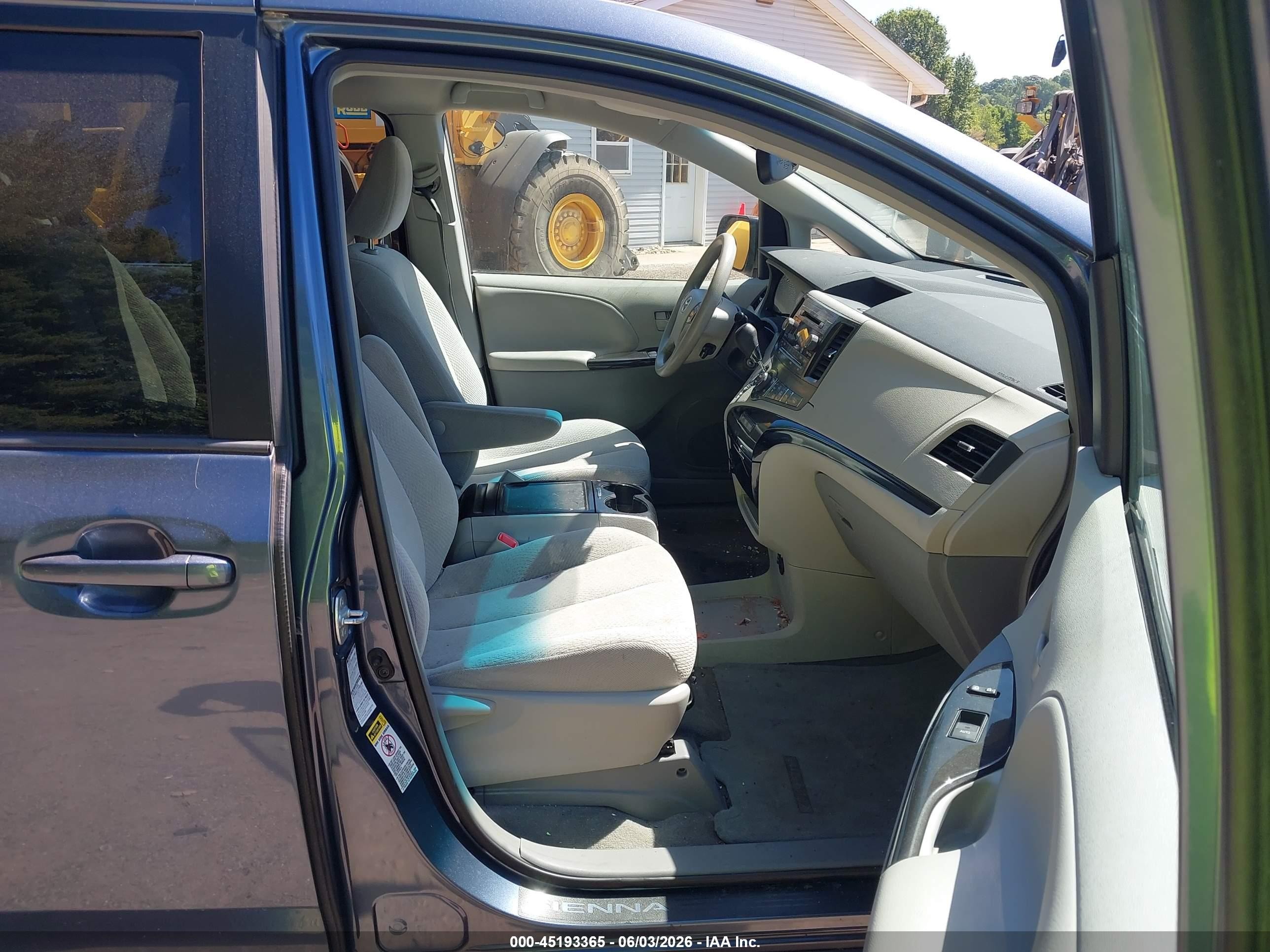 2013 Toyota Sienna Le 7 Passenger Gray vin: 5TDJK3DC8DS068750