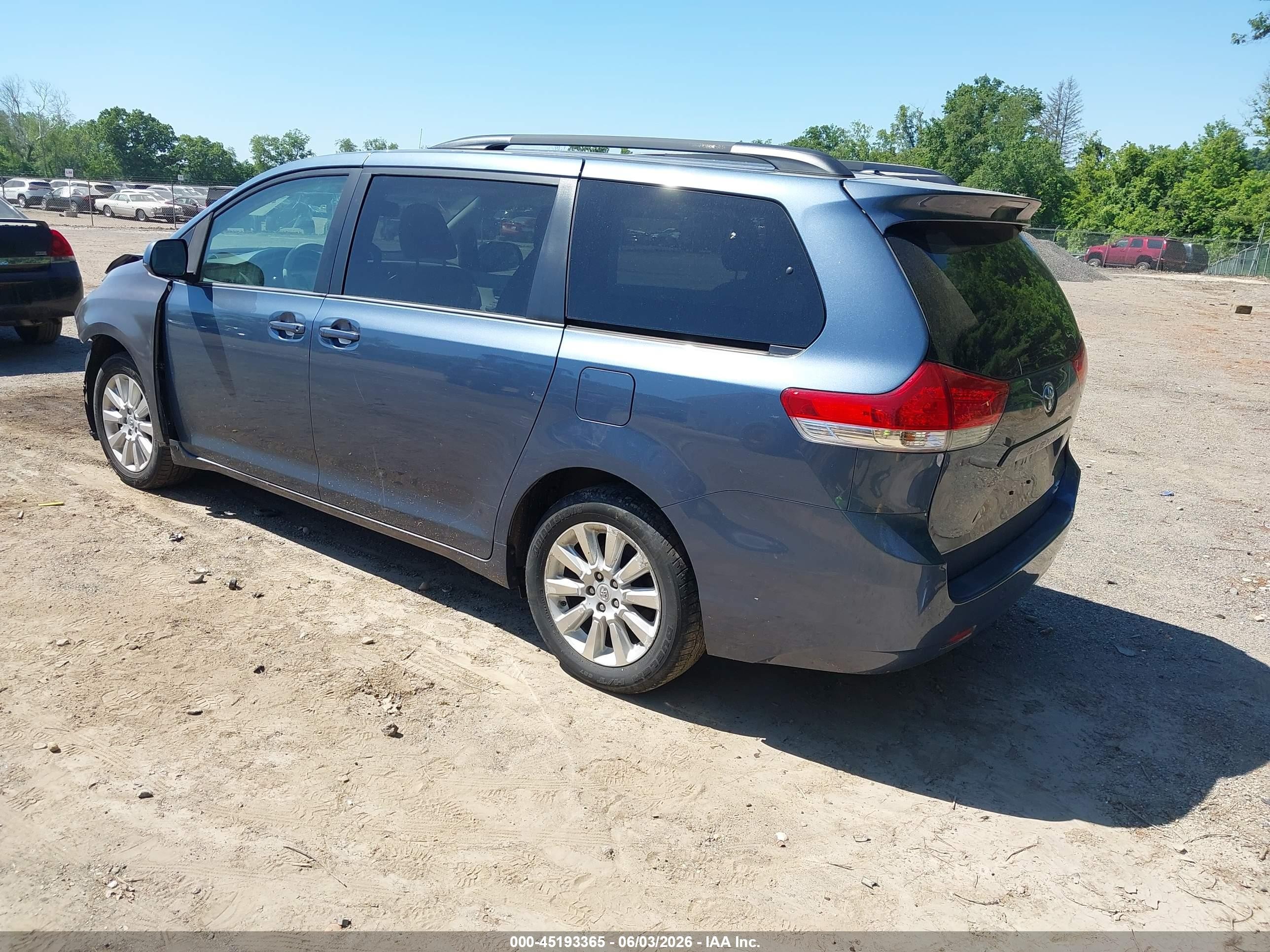 2013 Toyota Sienna Le 7 Passenger Gray vin: 5TDJK3DC8DS068750