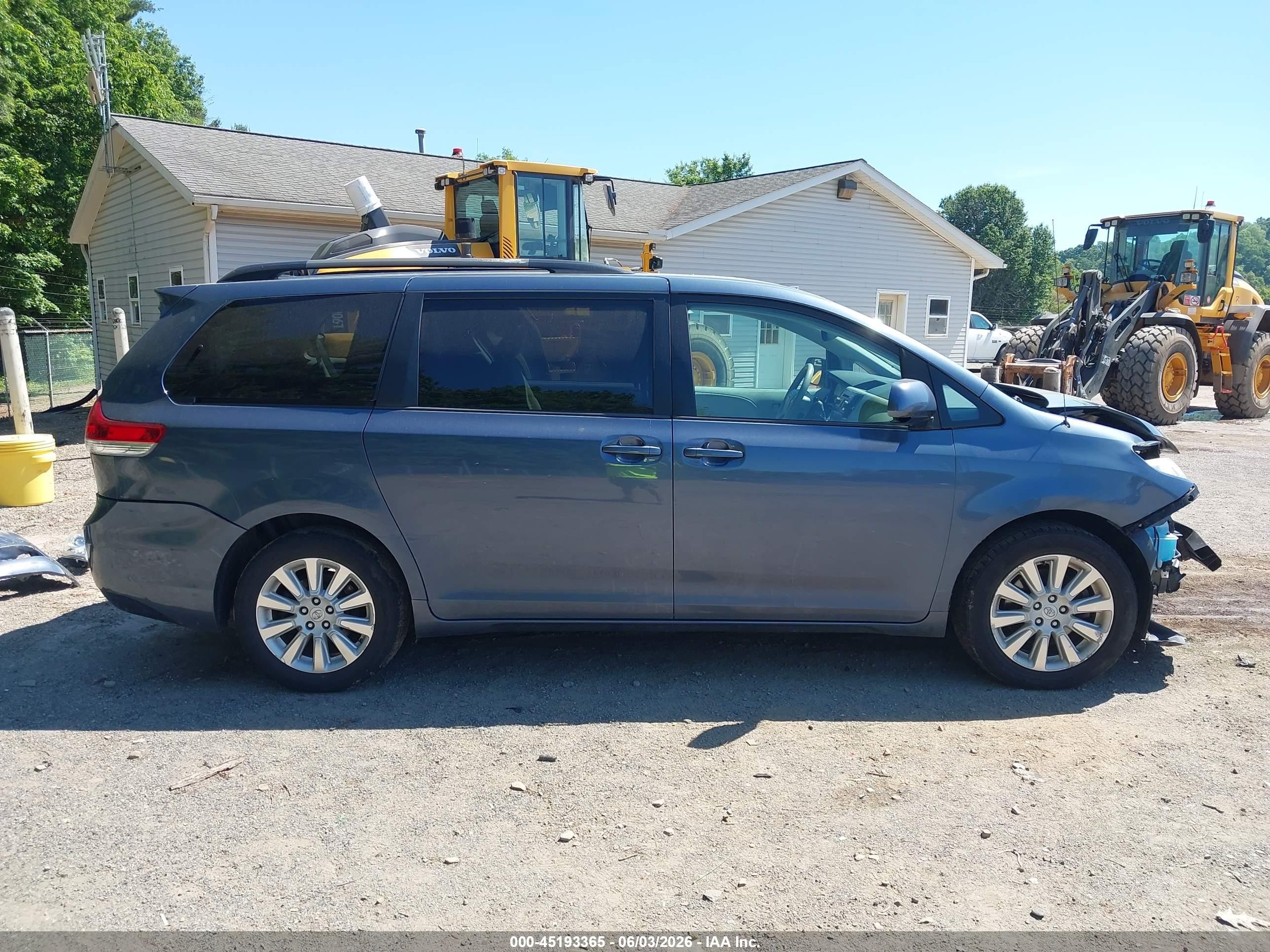 2013 Toyota Sienna Le 7 Passenger Gray vin: 5TDJK3DC8DS068750