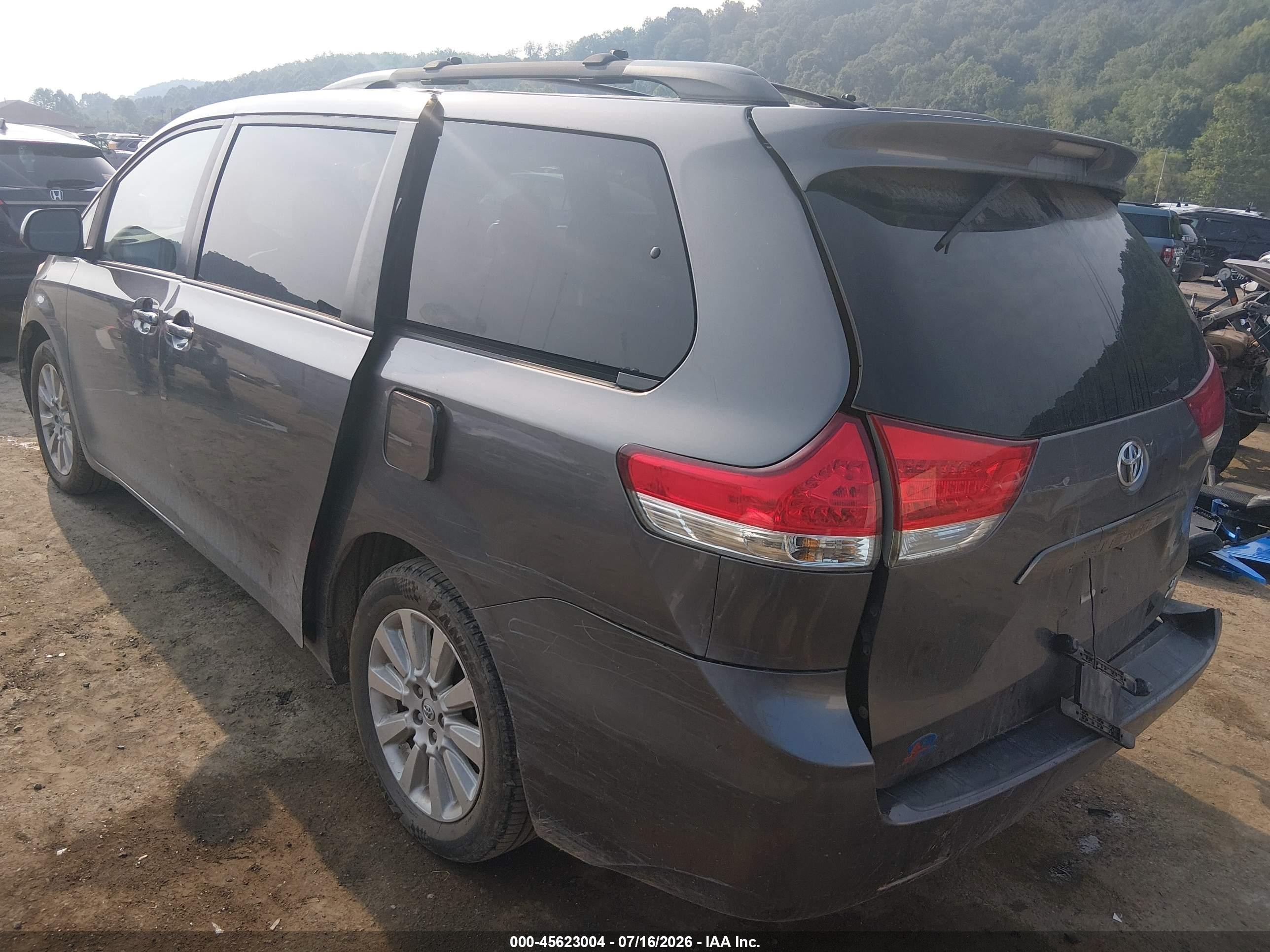 2014 Toyota Sienna Le 7 Passenger Gray vin: 5TDJK3DC8ES078549