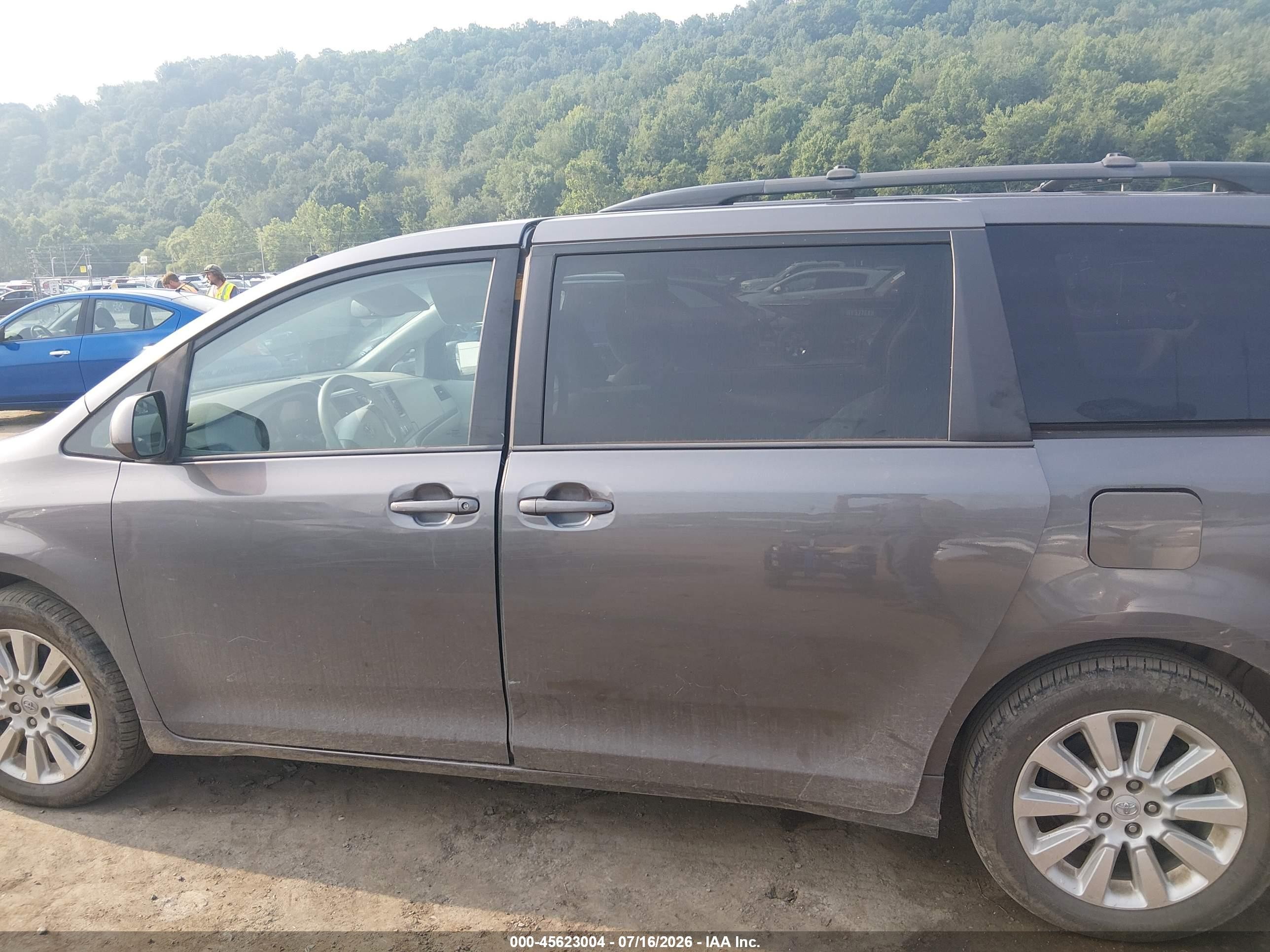 2014 Toyota Sienna Le 7 Passenger Gray vin: 5TDJK3DC8ES078549