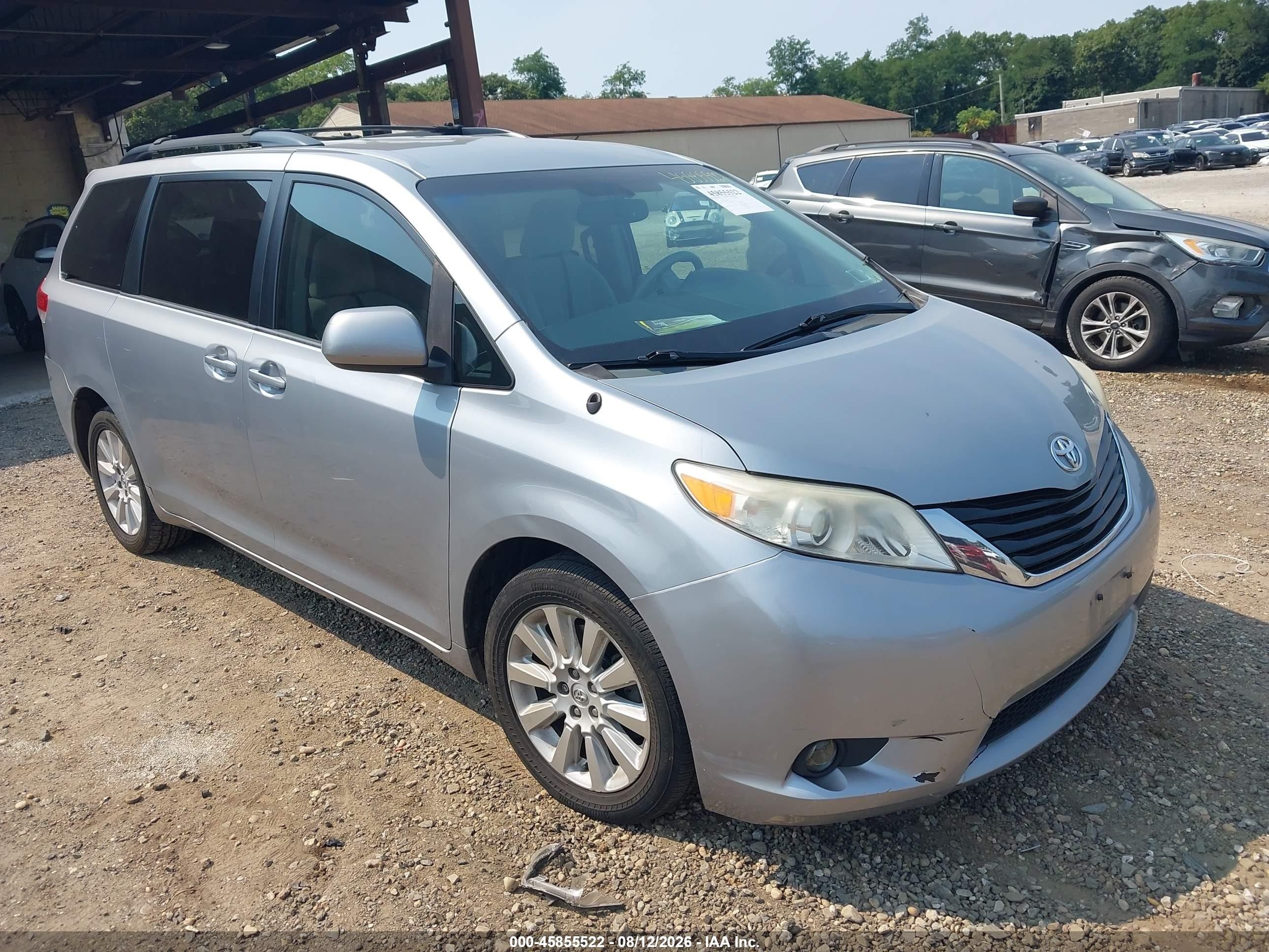 2014 Toyota Sienna Le 7 Passenger Silver vin: 5TDJK3DC8ES088840