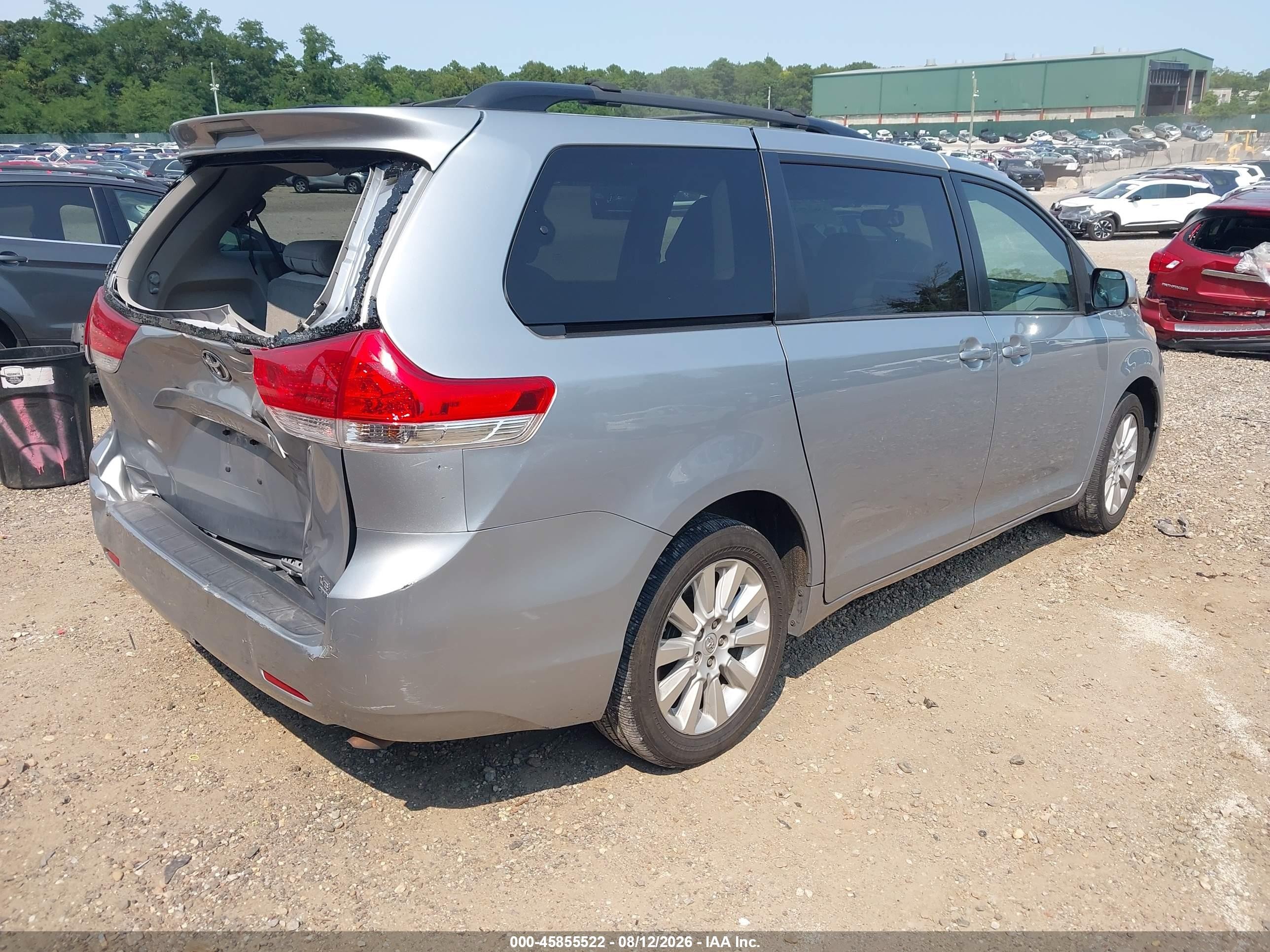 2014 Toyota Sienna Le 7 Passenger Silver vin: 5TDJK3DC8ES088840