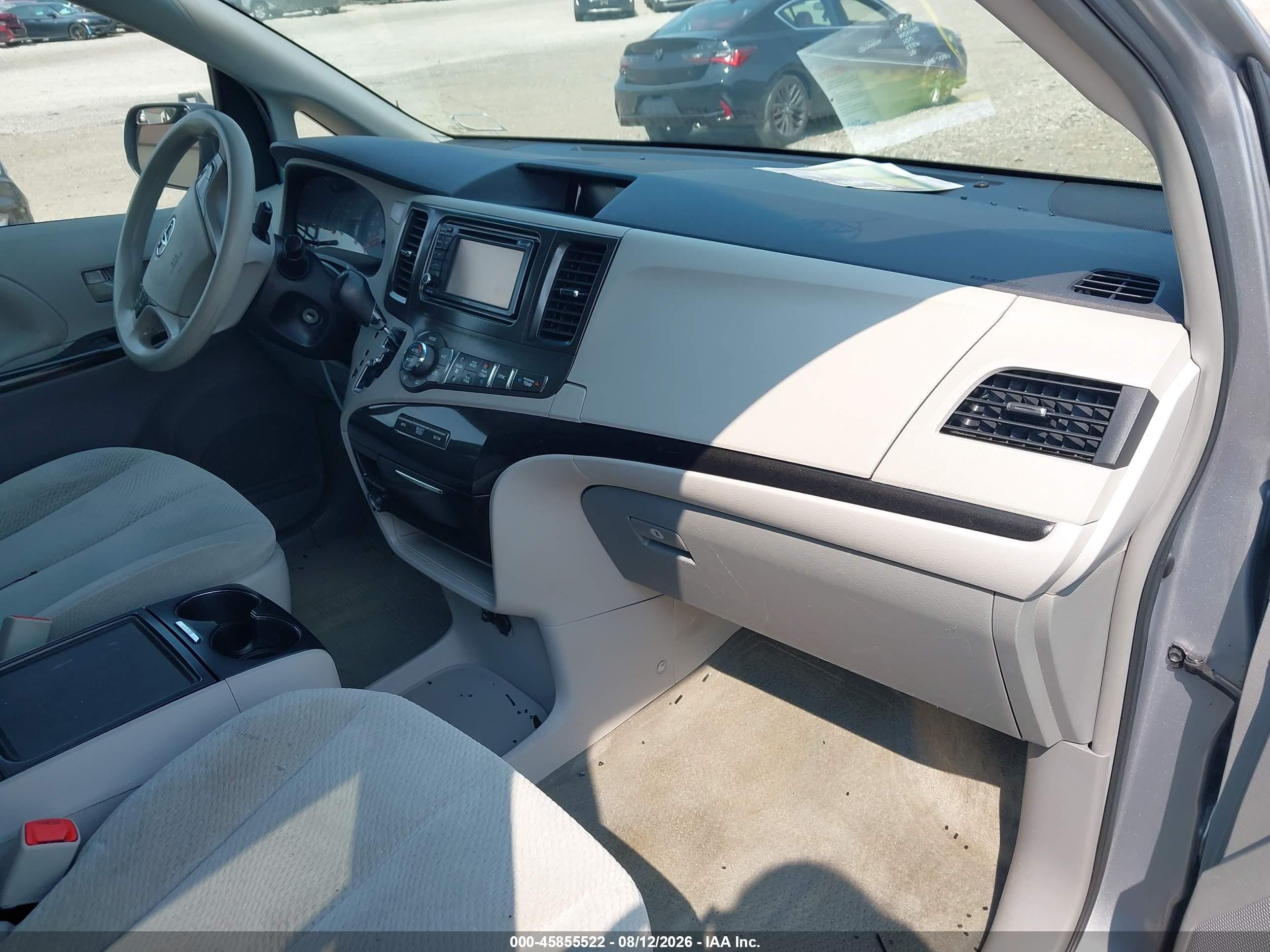 2014 Toyota Sienna Le 7 Passenger Silver vin: 5TDJK3DC8ES088840