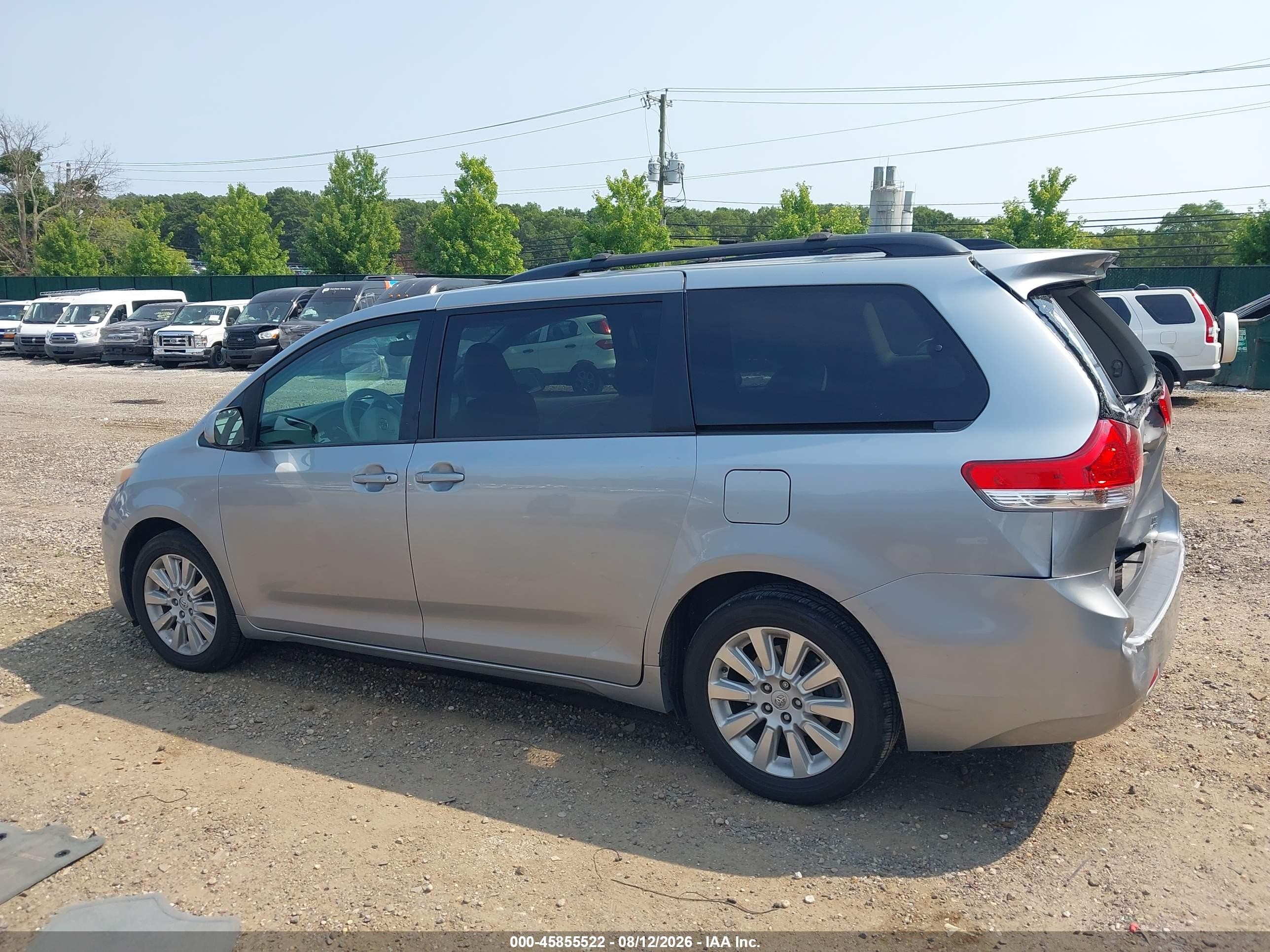 2014 Toyota Sienna Le 7 Passenger Silver vin: 5TDJK3DC8ES088840