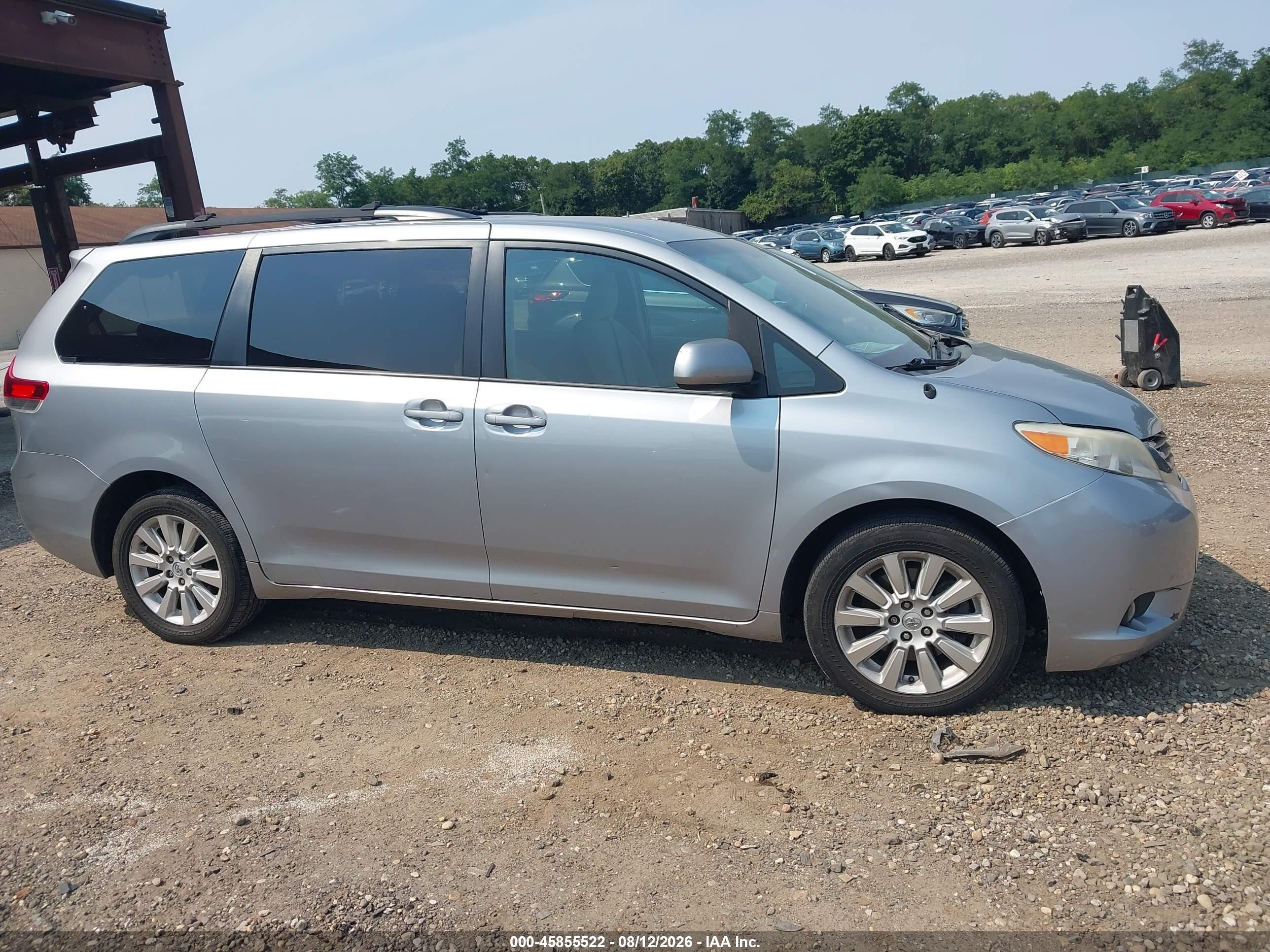 2014 Toyota Sienna Le 7 Passenger Silver vin: 5TDJK3DC8ES088840