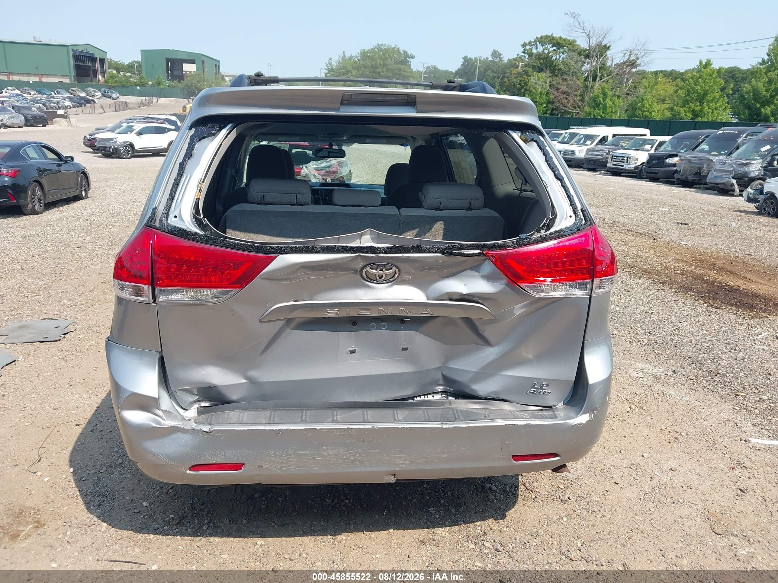 2014 Toyota Sienna Le 7 Passenger Silver vin: 5TDJK3DC8ES088840