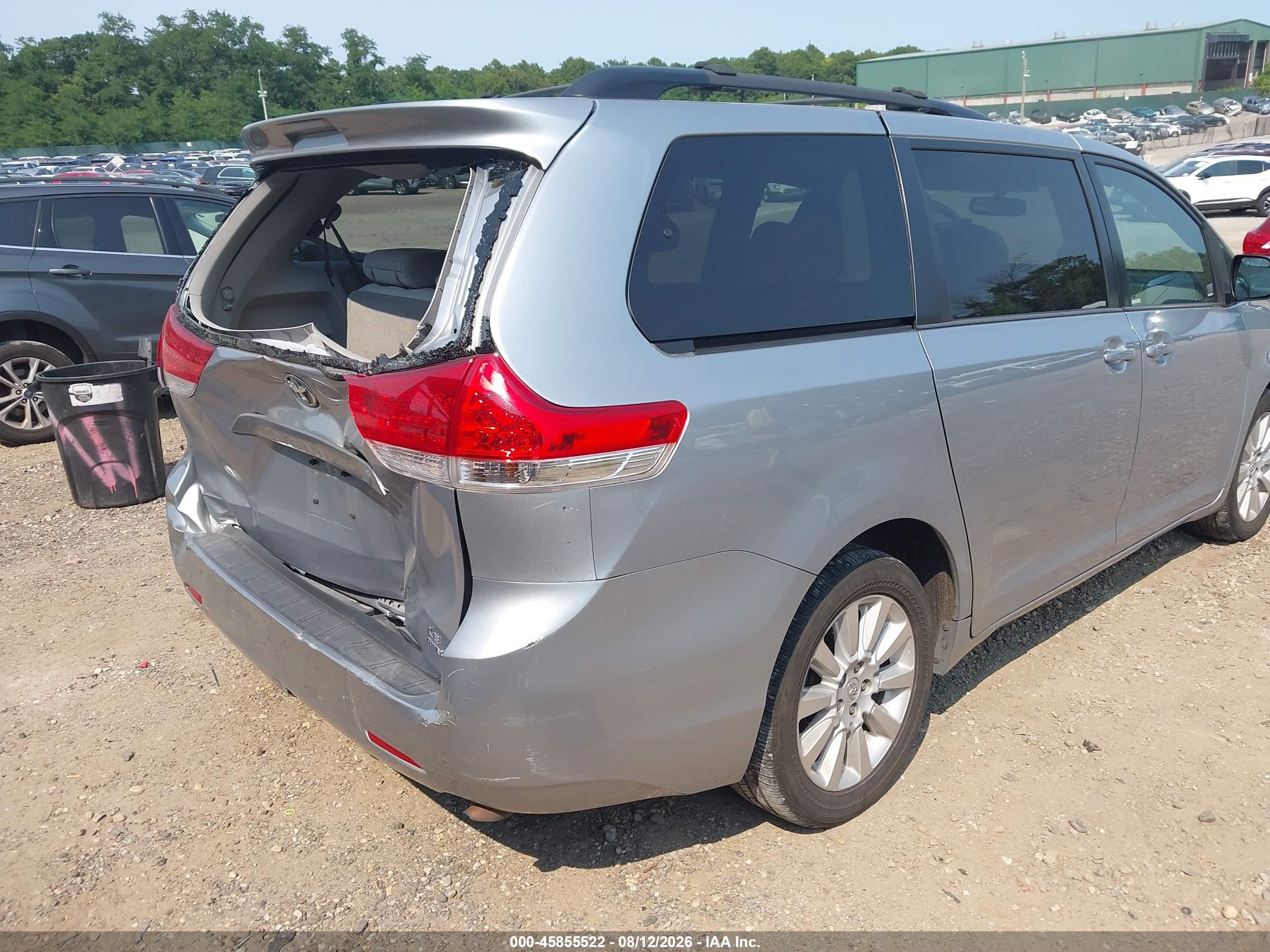 2014 Toyota Sienna Le 7 Passenger Silver vin: 5TDJK3DC8ES088840