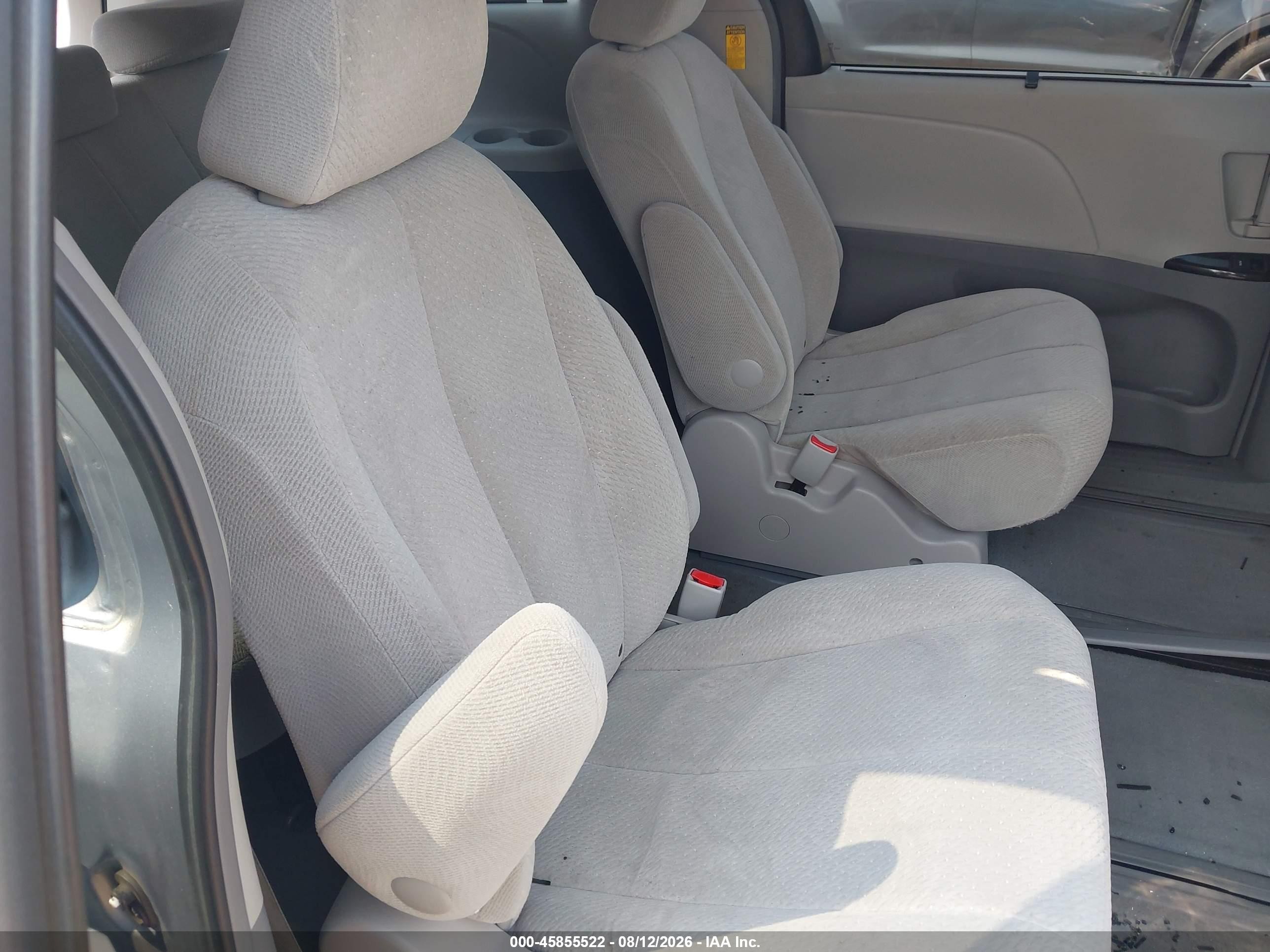 2014 Toyota Sienna Le 7 Passenger Silver vin: 5TDJK3DC8ES088840