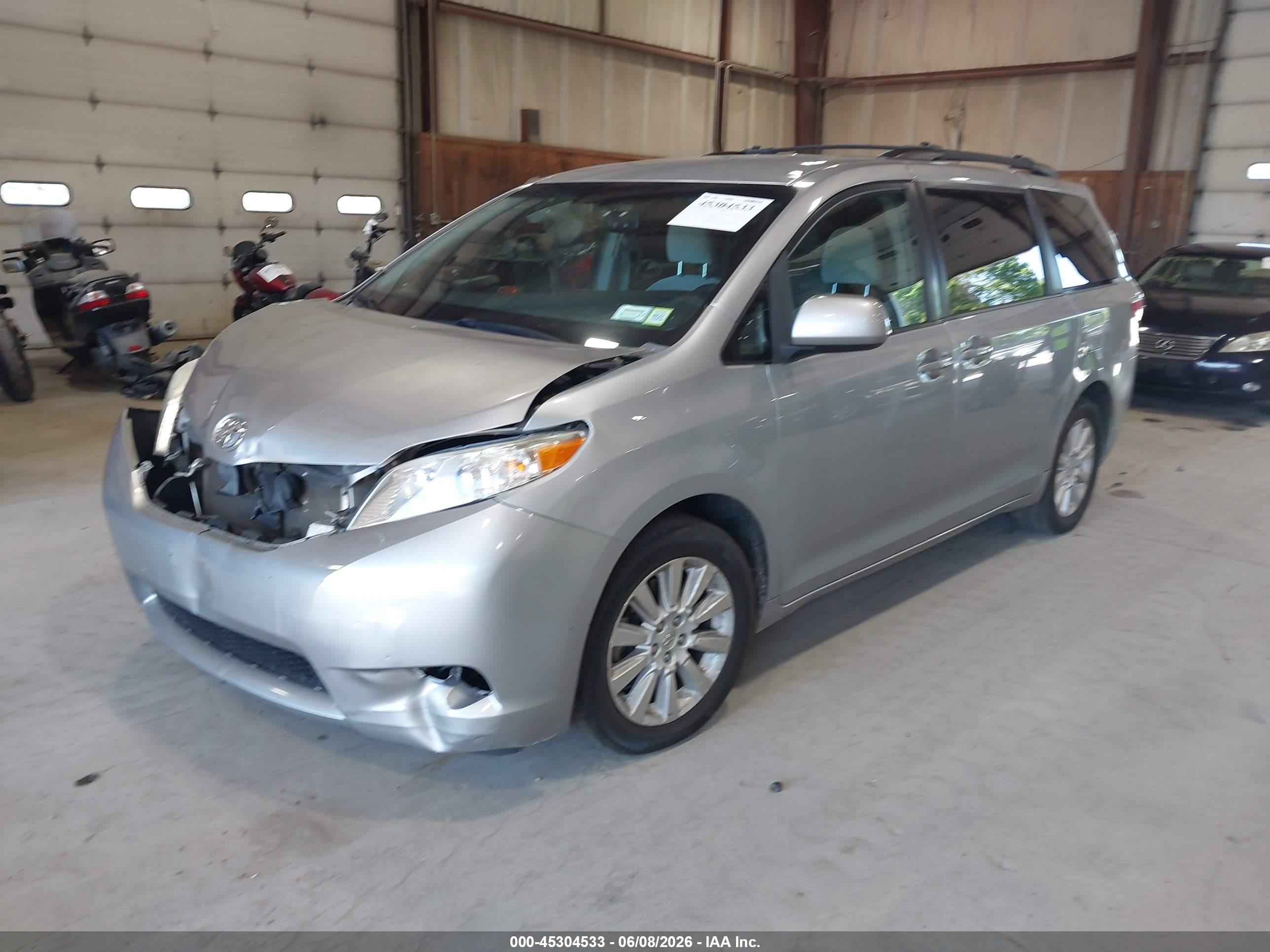 2015 Toyota Sienna Le 7 Passenger Серебряный vin: 5TDJK3DC8FS094820