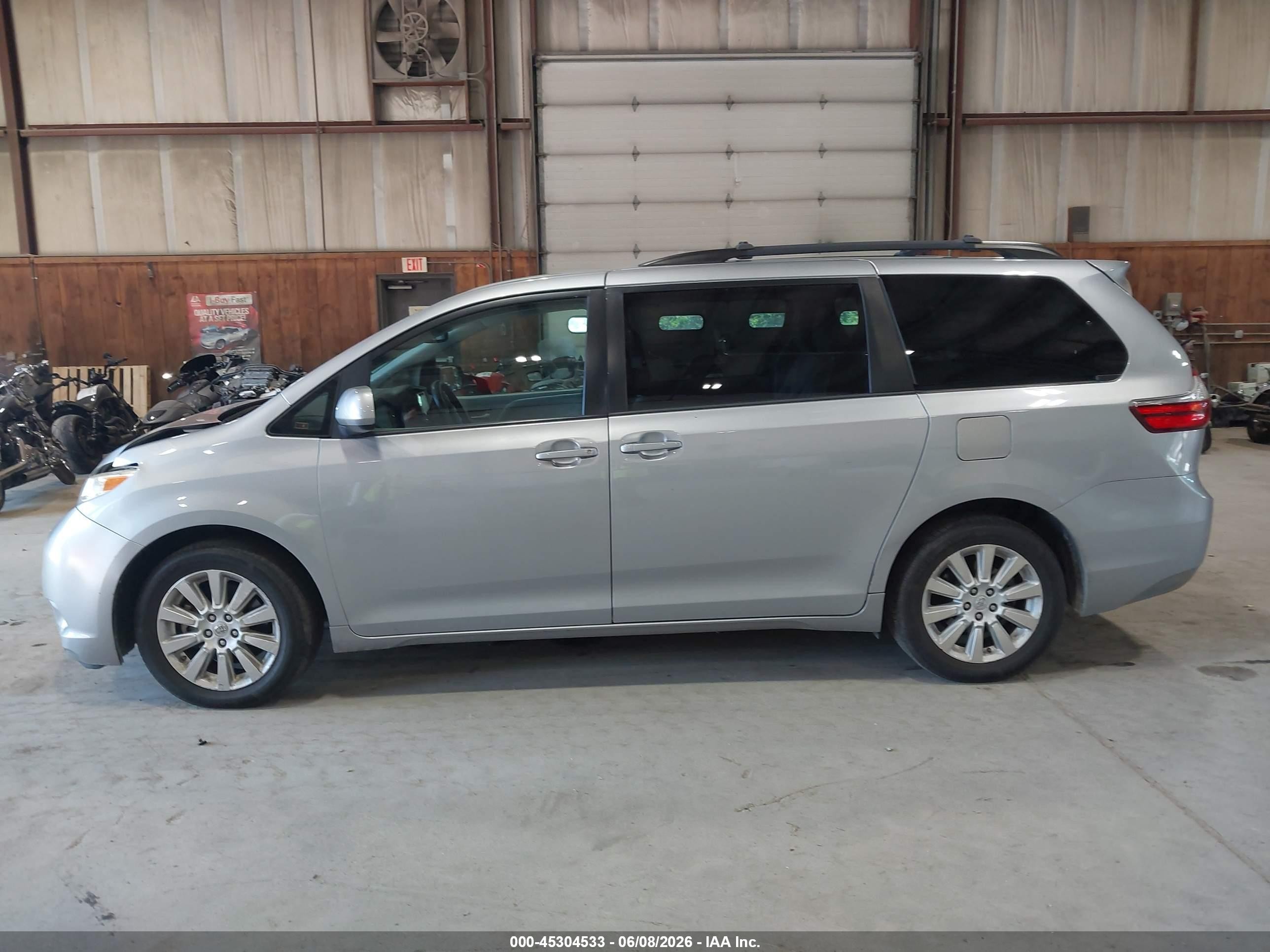 2015 Toyota Sienna Le 7 Passenger Серебряный vin: 5TDJK3DC8FS094820