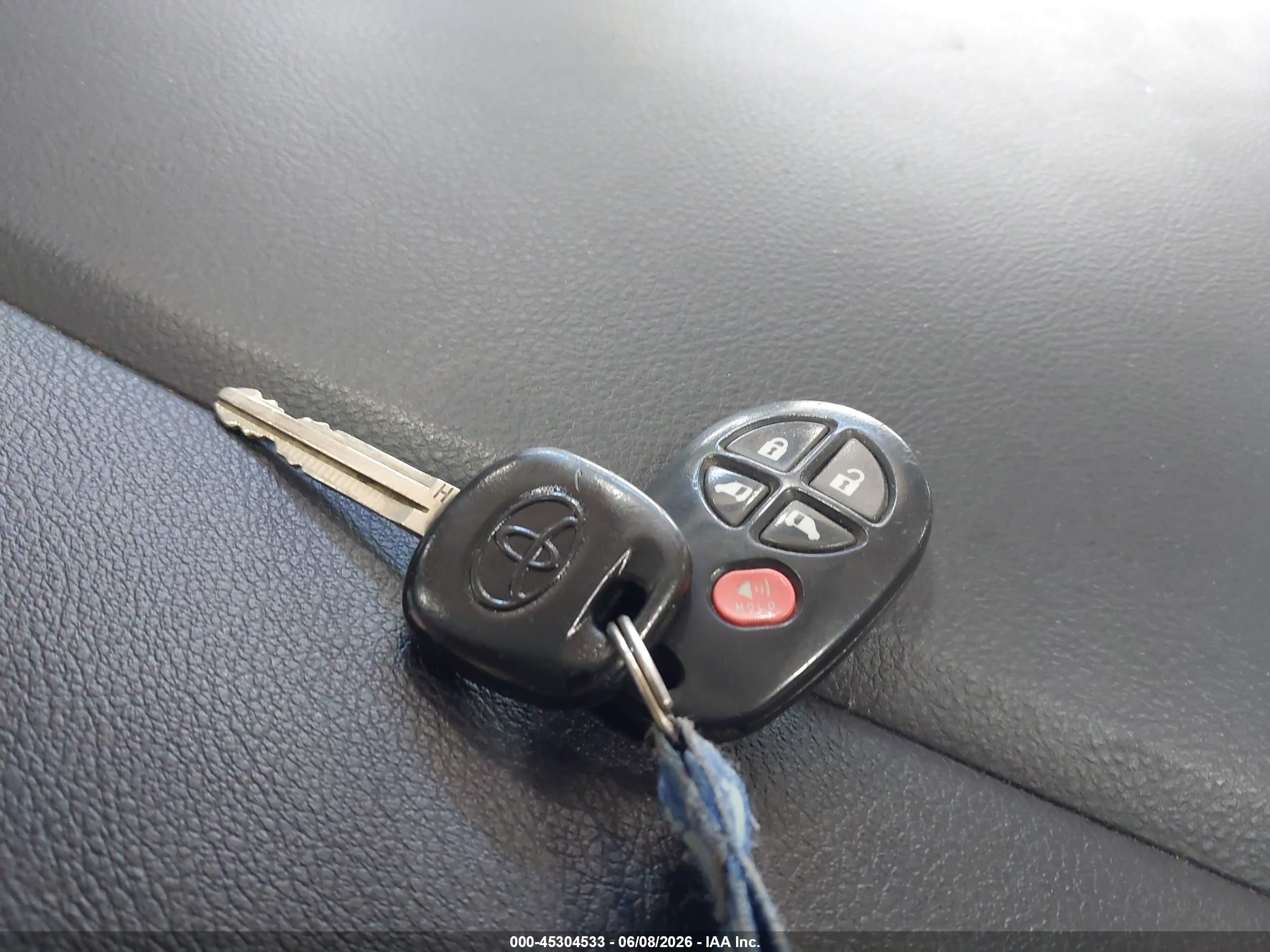 2015 Toyota Sienna Le 7 Passenger Серебряный vin: 5TDJK3DC8FS094820