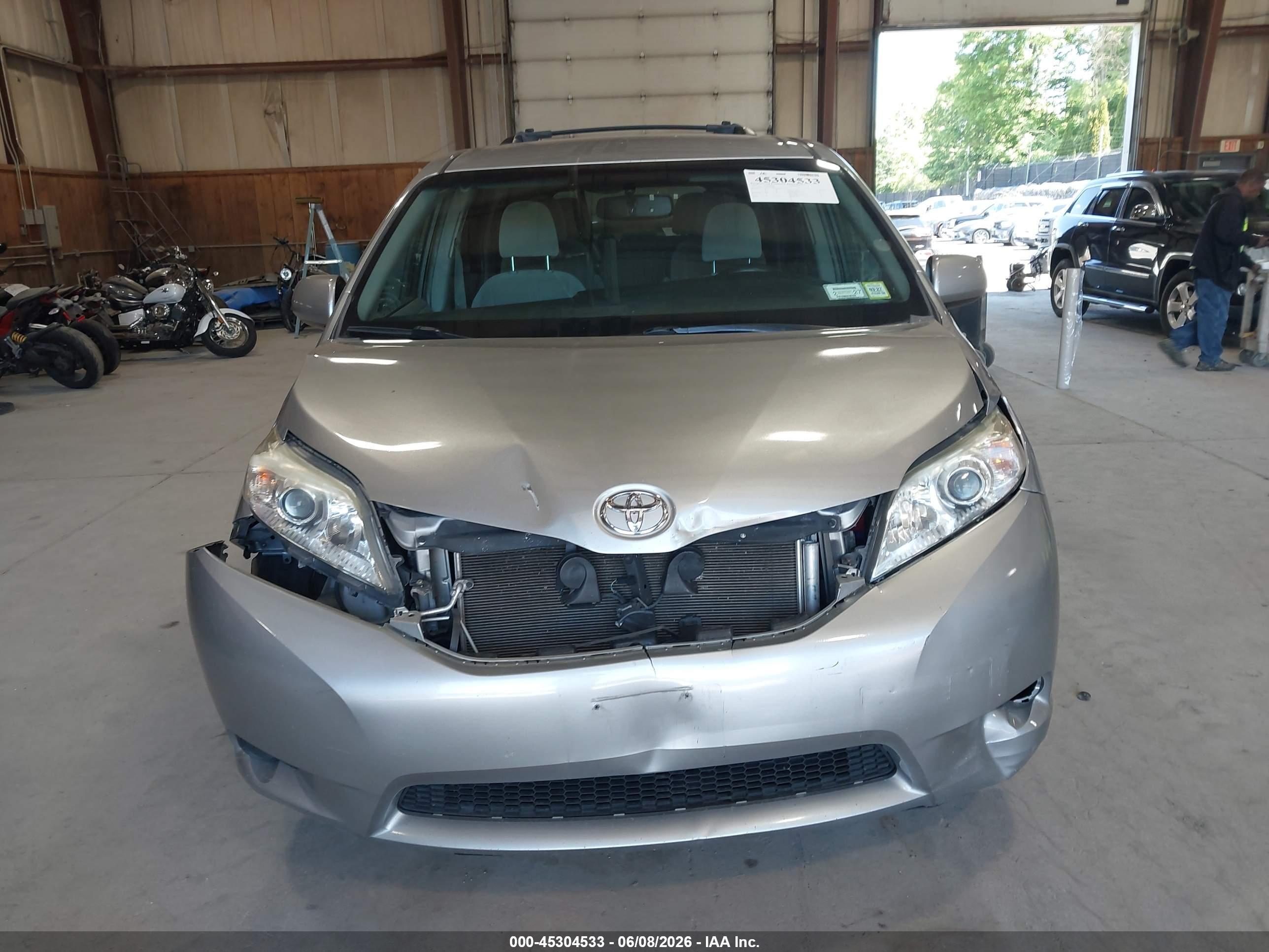 2015 Toyota Sienna Le 7 Passenger Серебряный vin: 5TDJK3DC8FS094820