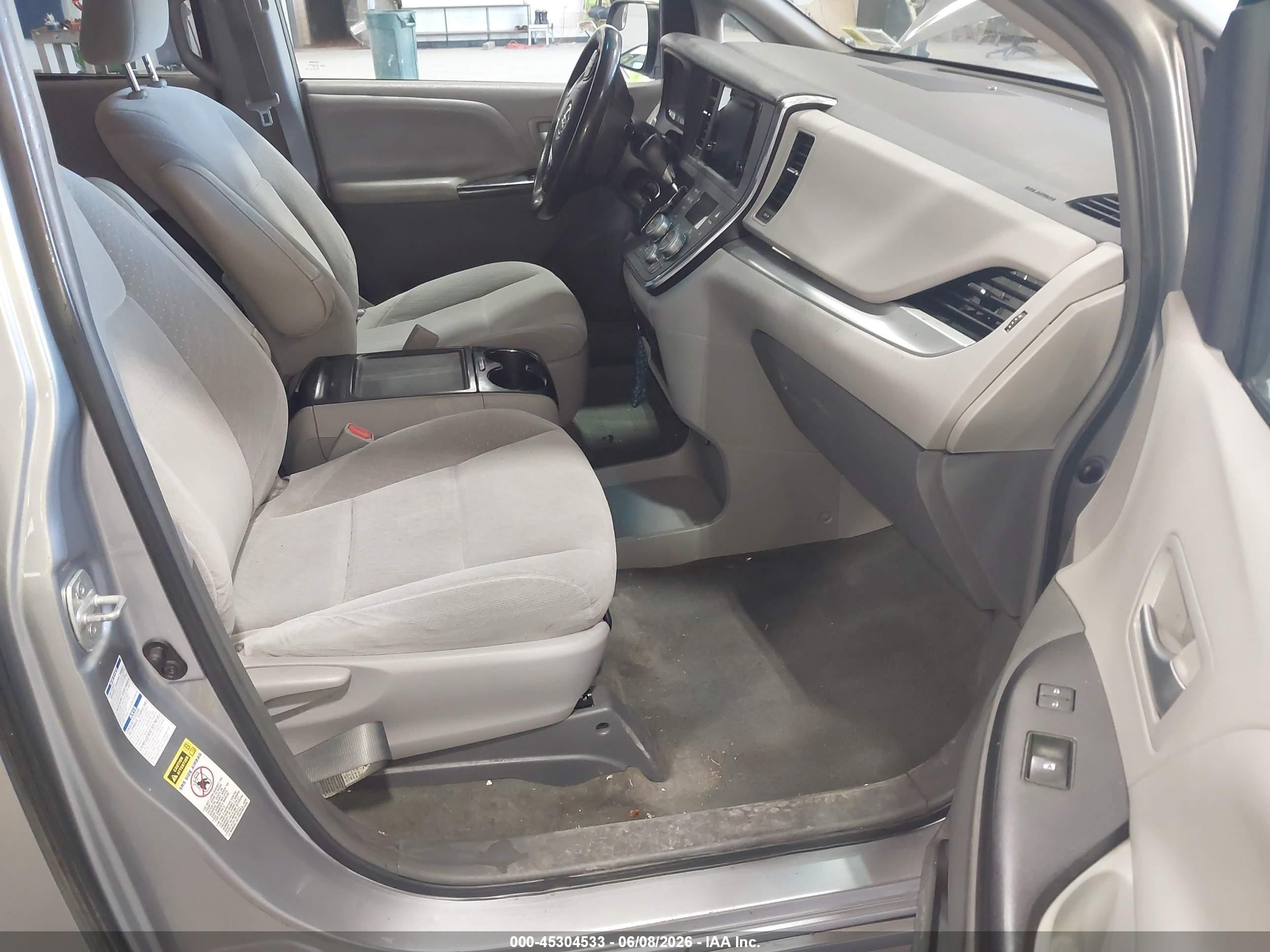 2015 Toyota Sienna Le 7 Passenger Серебряный vin: 5TDJK3DC8FS094820