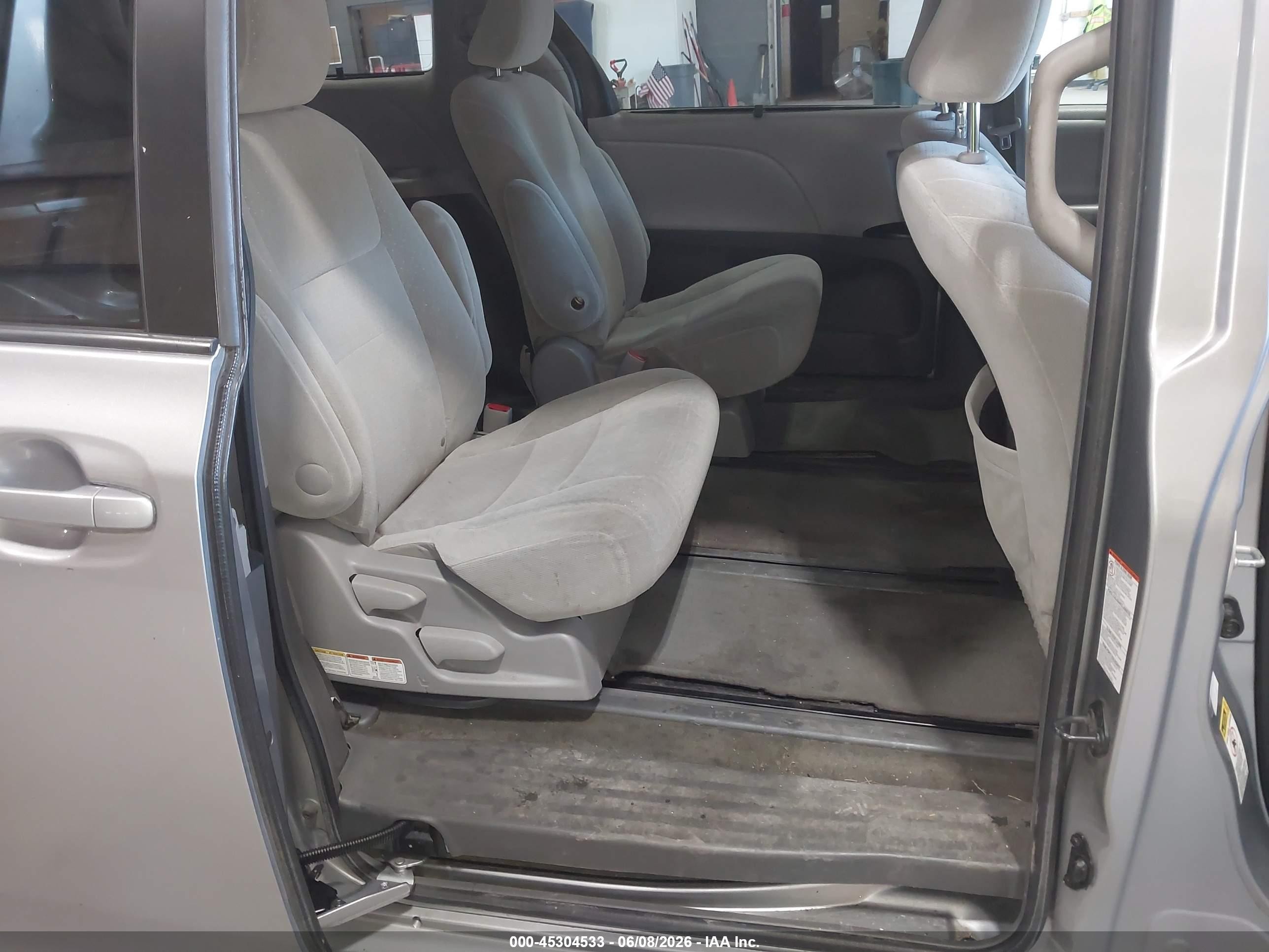 2015 Toyota Sienna Le 7 Passenger Серебряный vin: 5TDJK3DC8FS094820