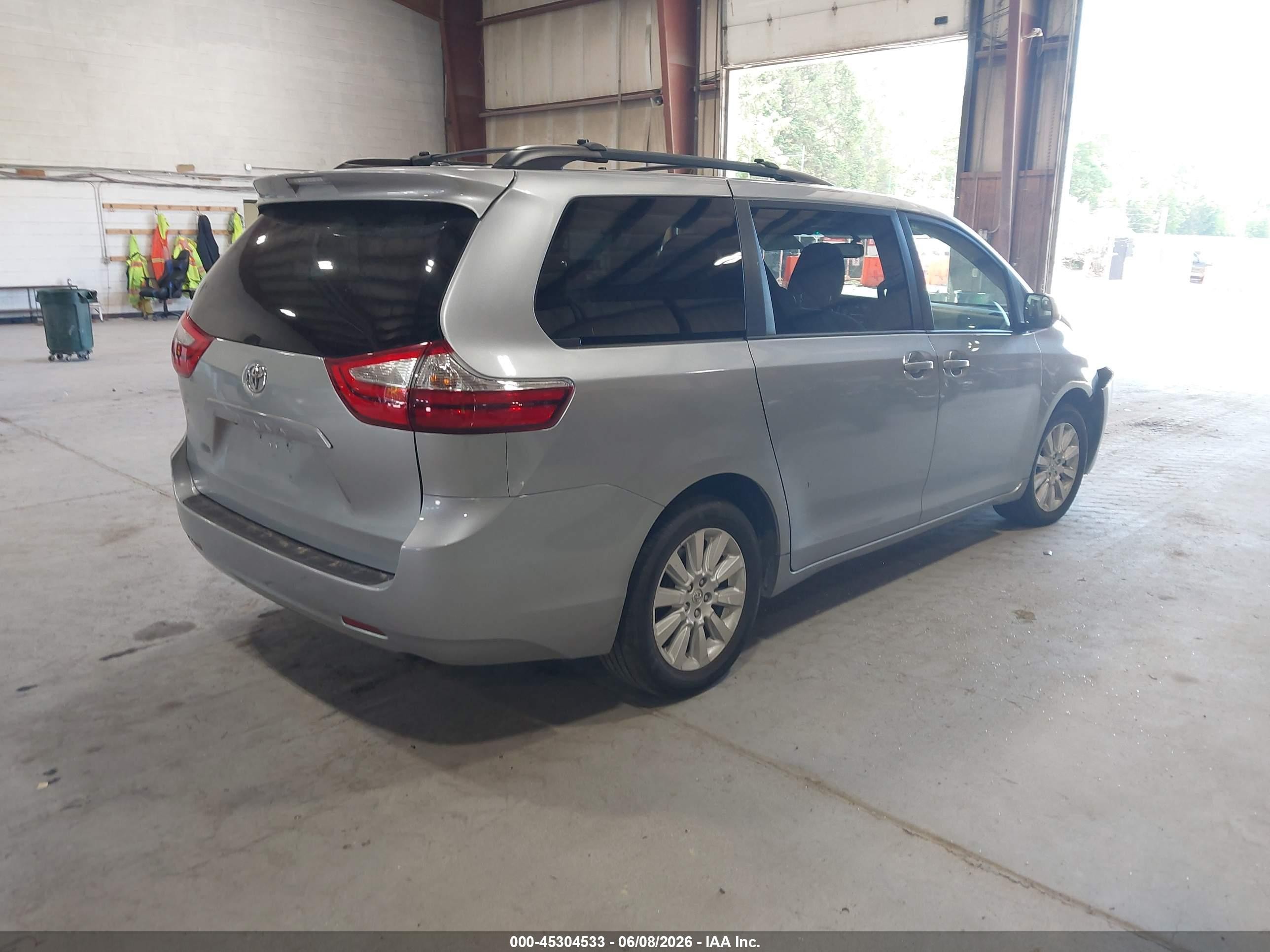 2015 Toyota Sienna Le 7 Passenger Серебряный vin: 5TDJK3DC8FS094820