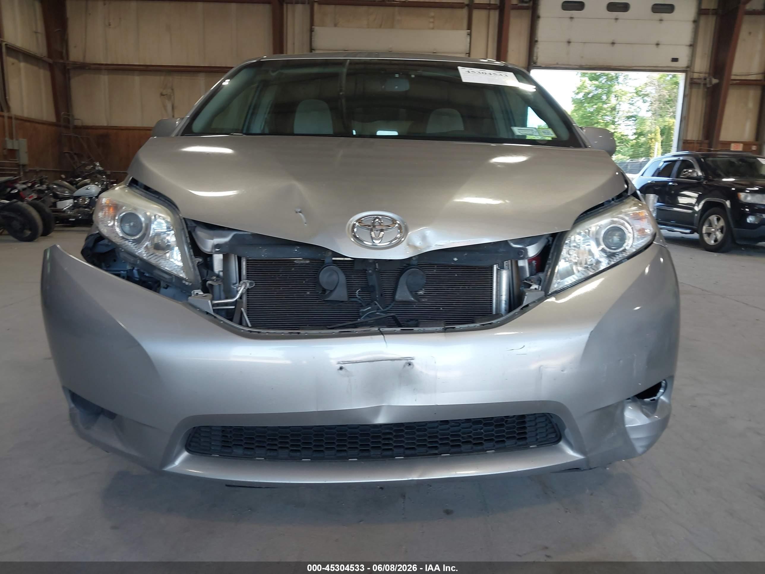 2015 Toyota Sienna Le 7 Passenger Серебряный vin: 5TDJK3DC8FS094820